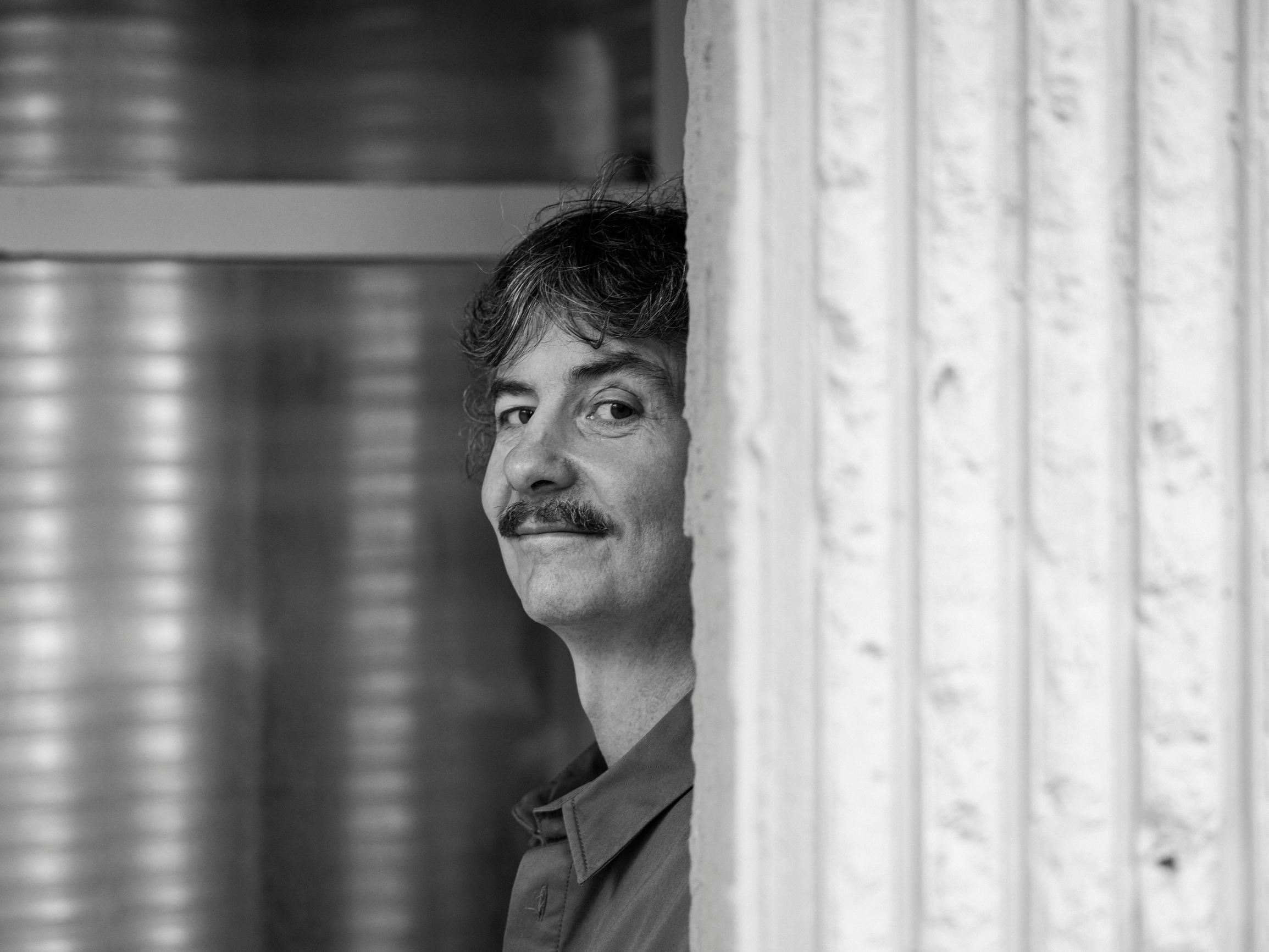 Kirjailija Antti Tuomaisen suurin saavutus ei liity kirjoihin millään tavalla: ”Päätöksestä alkoi kaikin puolin parempi elämä”