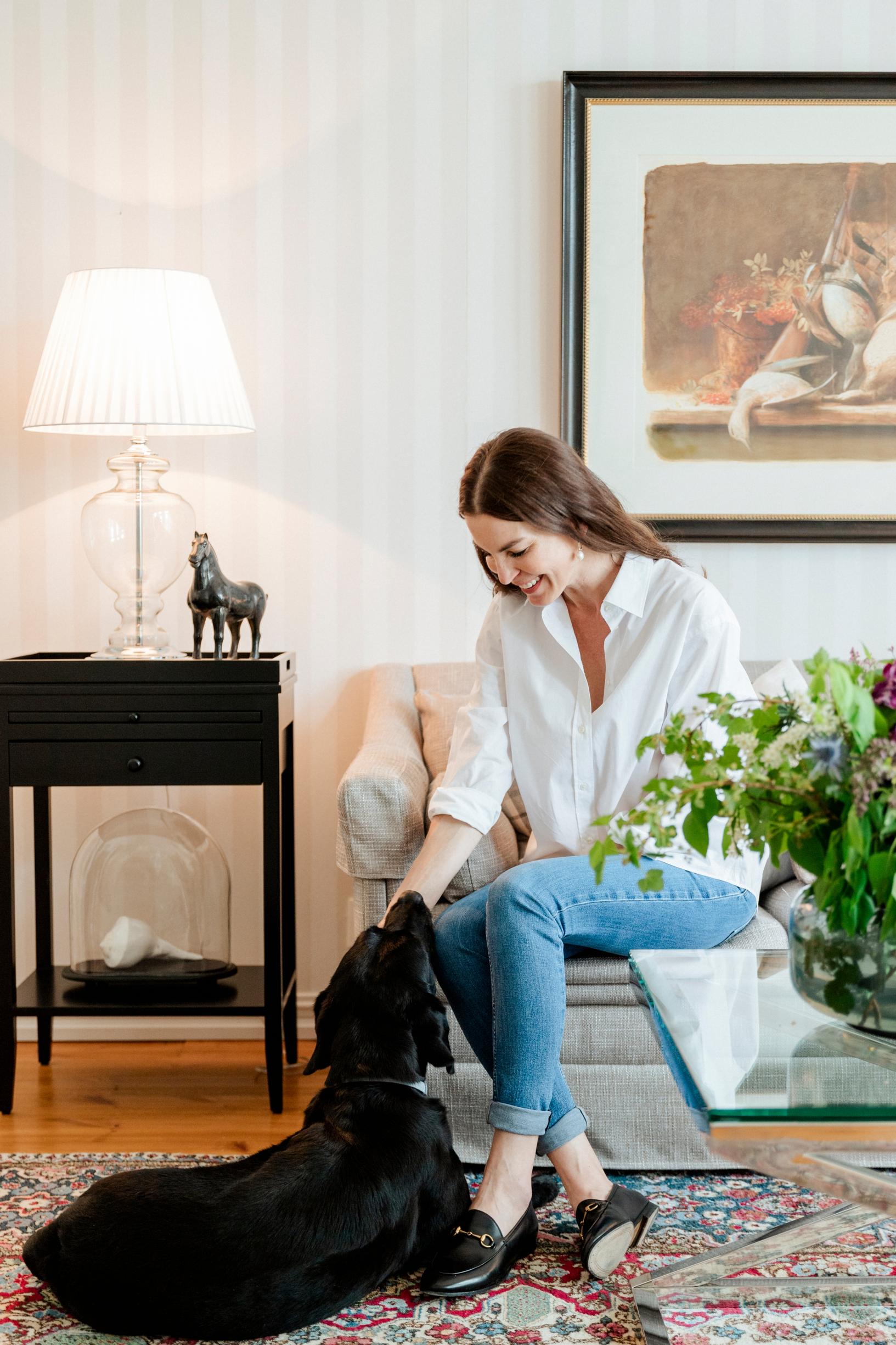 Viime vuosina Riikka-Maria Rosenberg on viilannut sisustusta vanhan tyylin mukaiseksi. Riikka-Marialle seuraa pitää labradorinnoutaja Gilda.