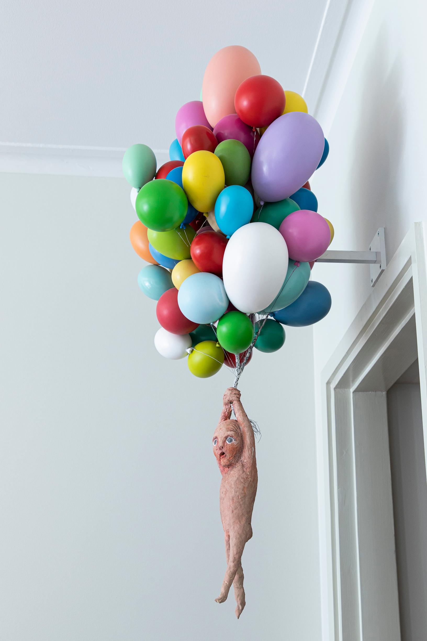 Tommi Toijan veistos kiinnittää huomion.