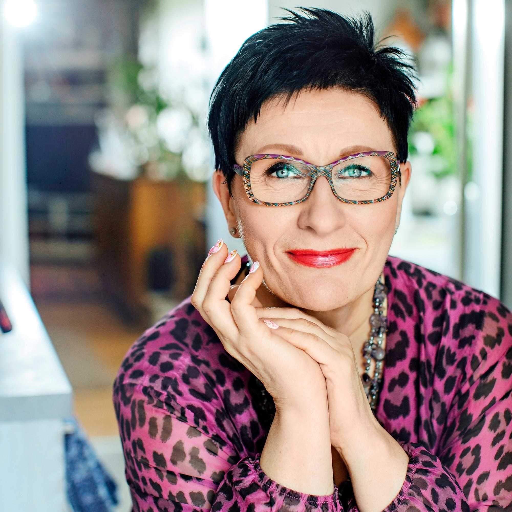 Yli 40 vuotta kosmetiikka-alalla työskennellyt Anne Sario: Meidän naisten pitäisi arvostaa itseämme paljon enemmän