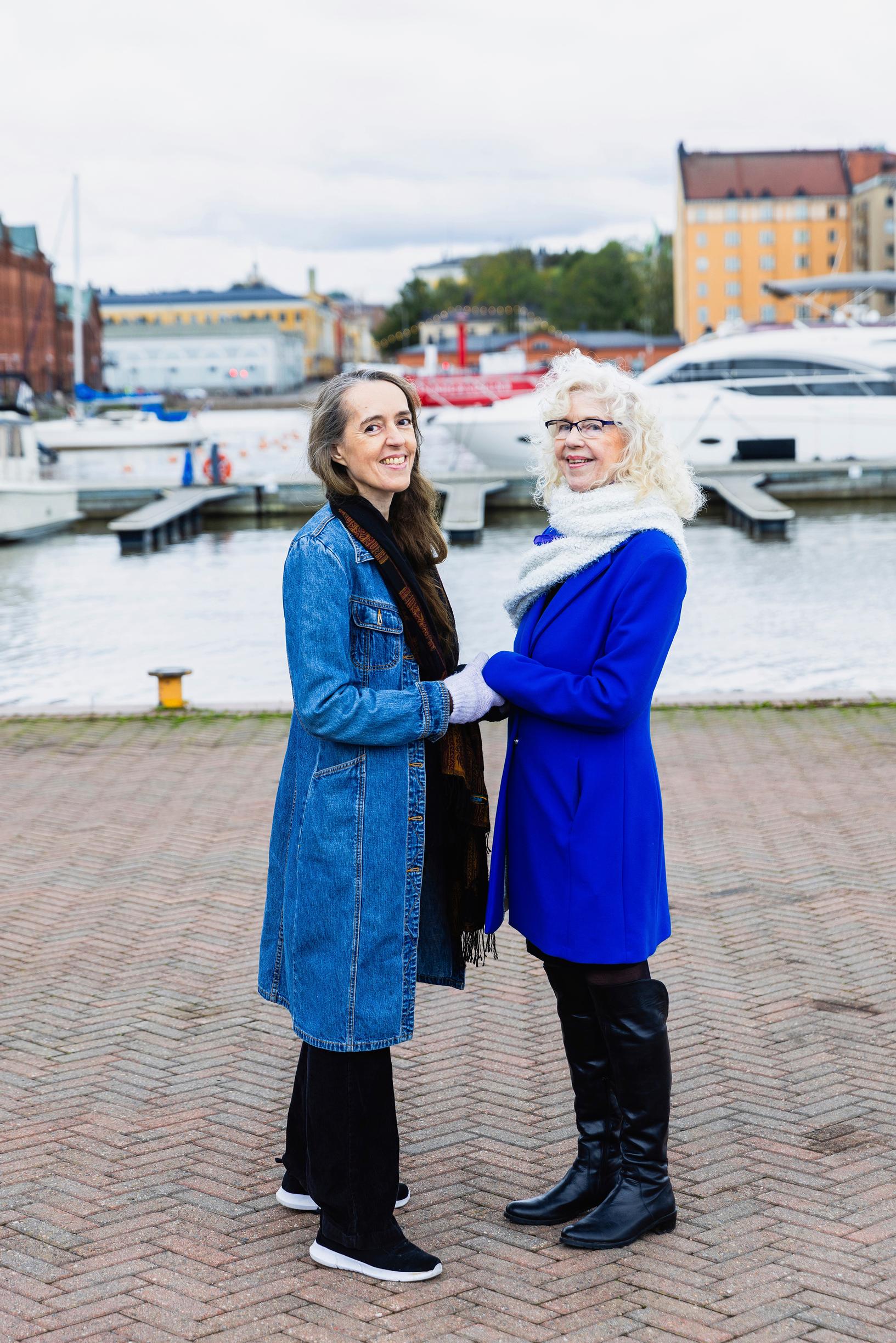 Rakelilla on kolme lasta. Esikoinen Heikki on auttanut häntä vuosikymmeniä kaikissa työhön liittyvissä tietokoneasioissa. Keskimmäinen, psykologina työskentelevä Hanna, on kahden tyttären äiti.
