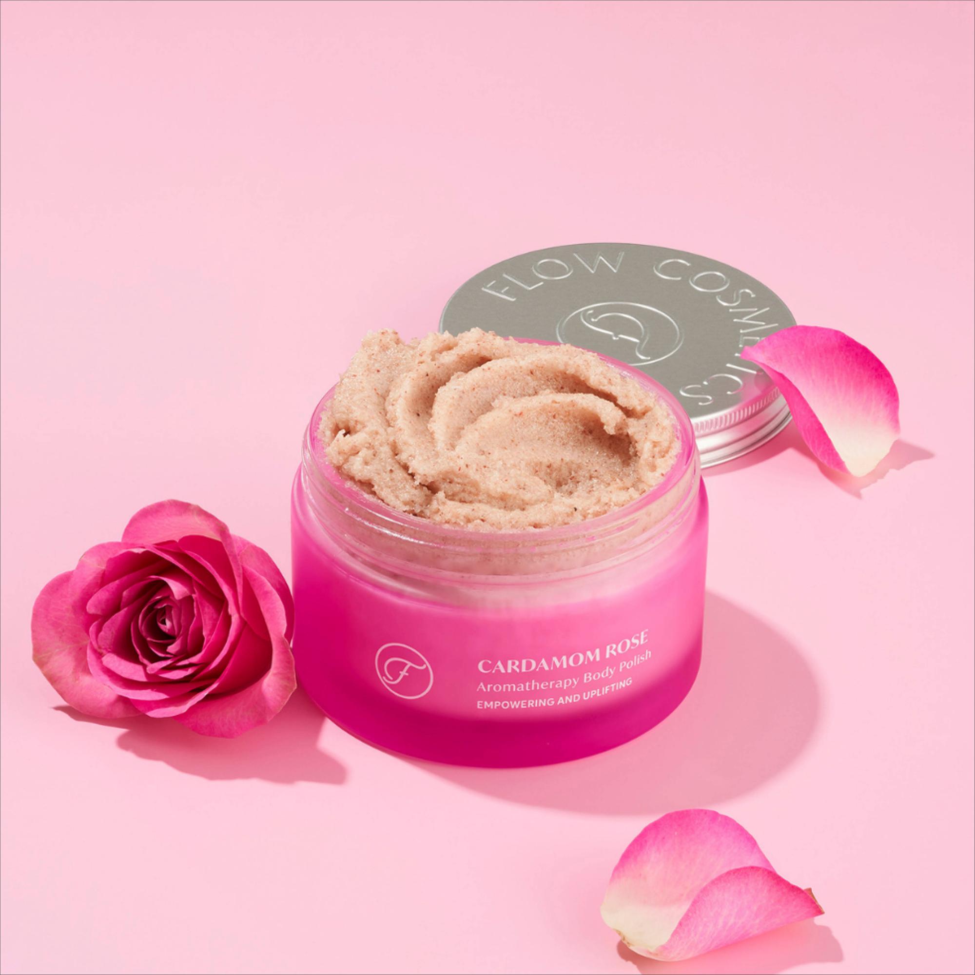 Erityisesti kuivalle vartalon iholle tarkoitetussa suolakuorinnassa on mielen ja ihon stressiä lievitttäviä kardemumman ja ruusun eteerisiä öljyjä. Flow Cosmetics Cardamom Rose Aromatherapy Body Polish -kuorinta 38 e.