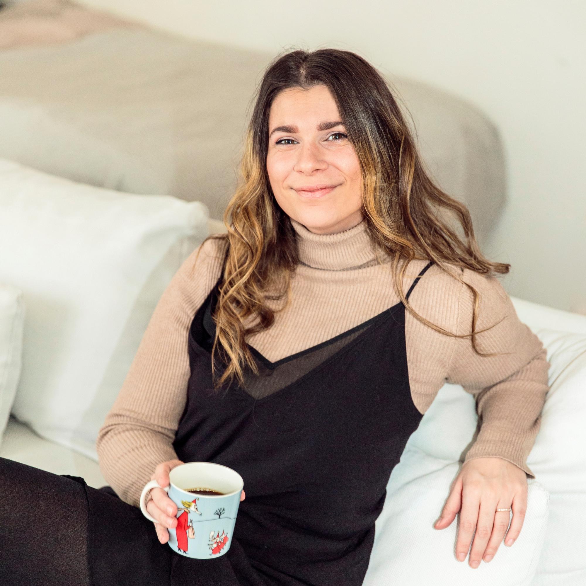 Opiskelija Saana, 32, shoppaili kirpputoreilla ja menetti luottotietonsa – lopulta hän ymmärsi syyn ostoriippuvuutensa taustalla