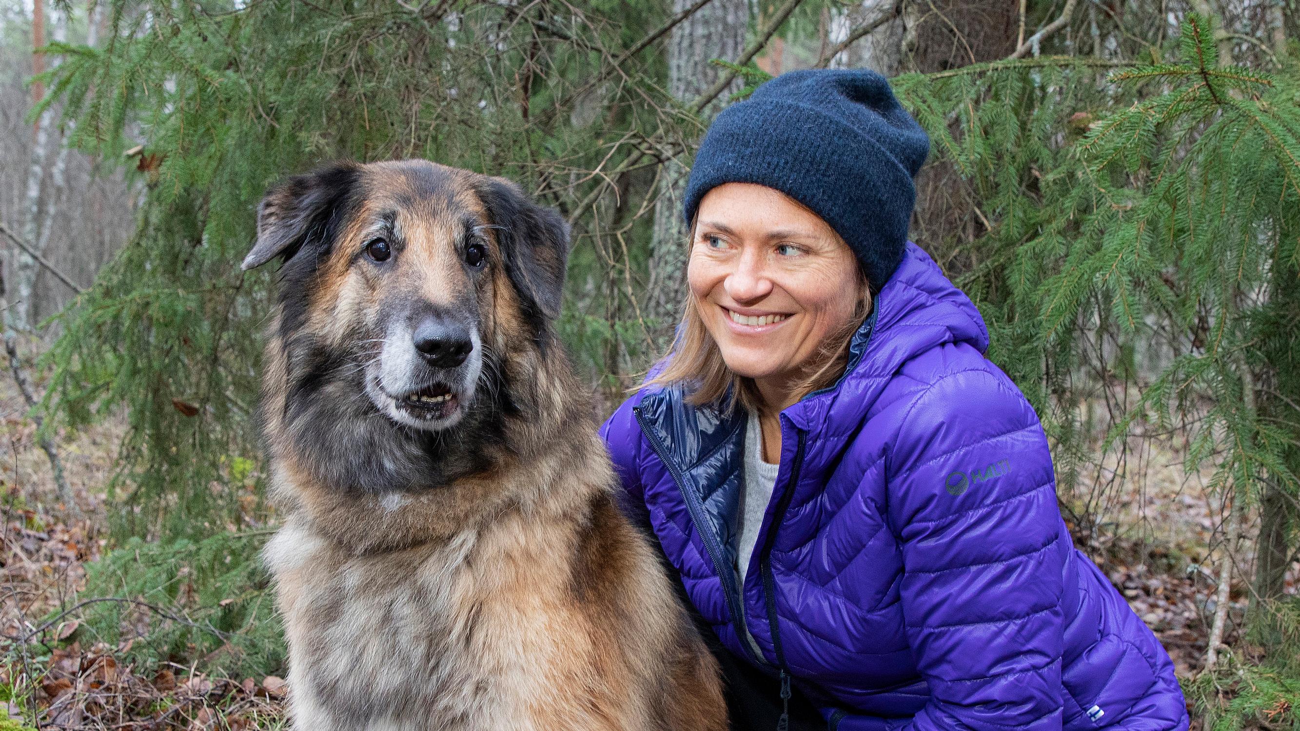 Inka Kallénin koira aistii tunnetiloja: ”Kun äitini kuoli, Ciara nukkui vieressäni ja lohdutti”