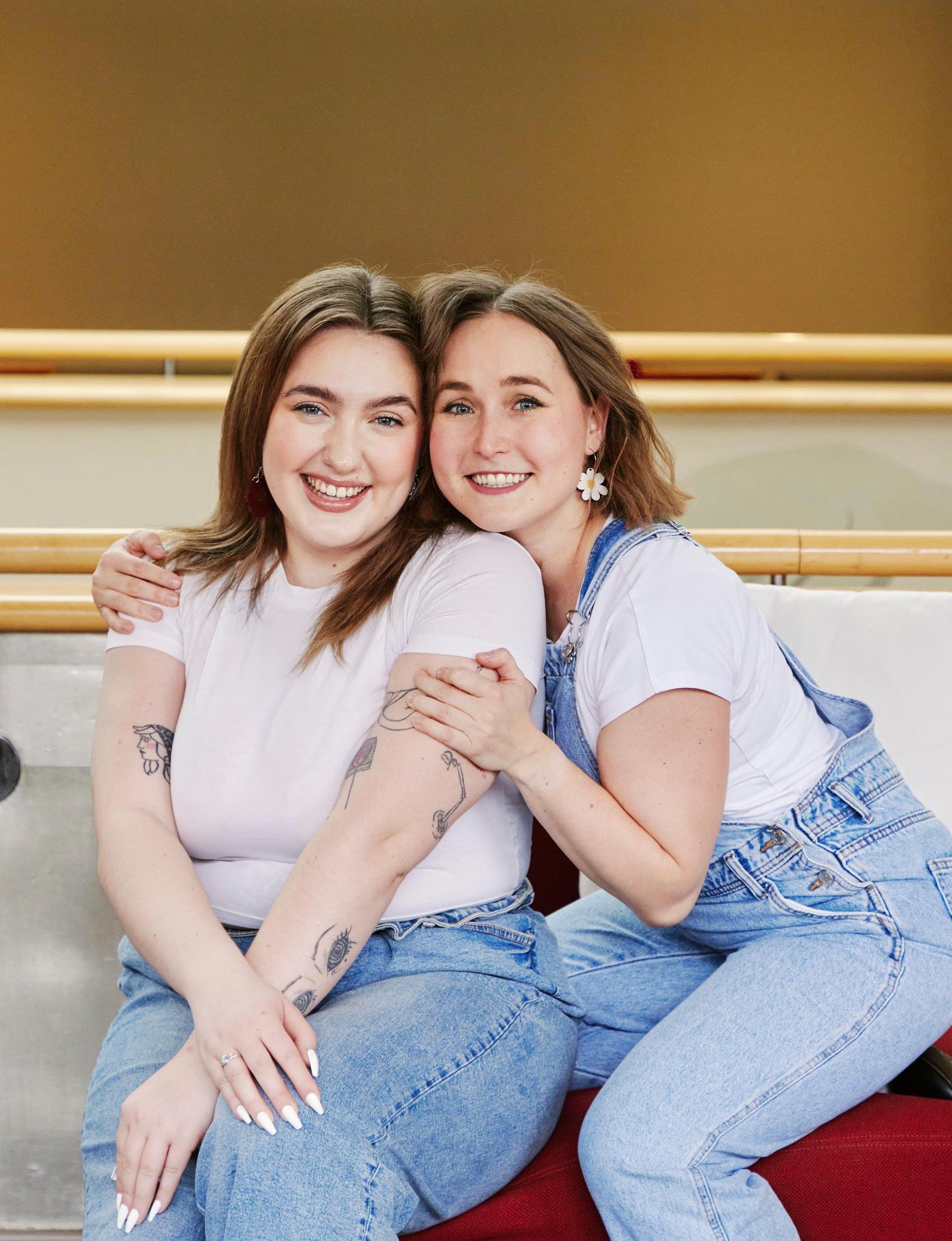 Sisarukset Lotta-Sofia (oik.) ja Lili ovat joutuneet etsimään itseään ja juuriaan ulkomailla eletyn lapsuuden jälkeen.