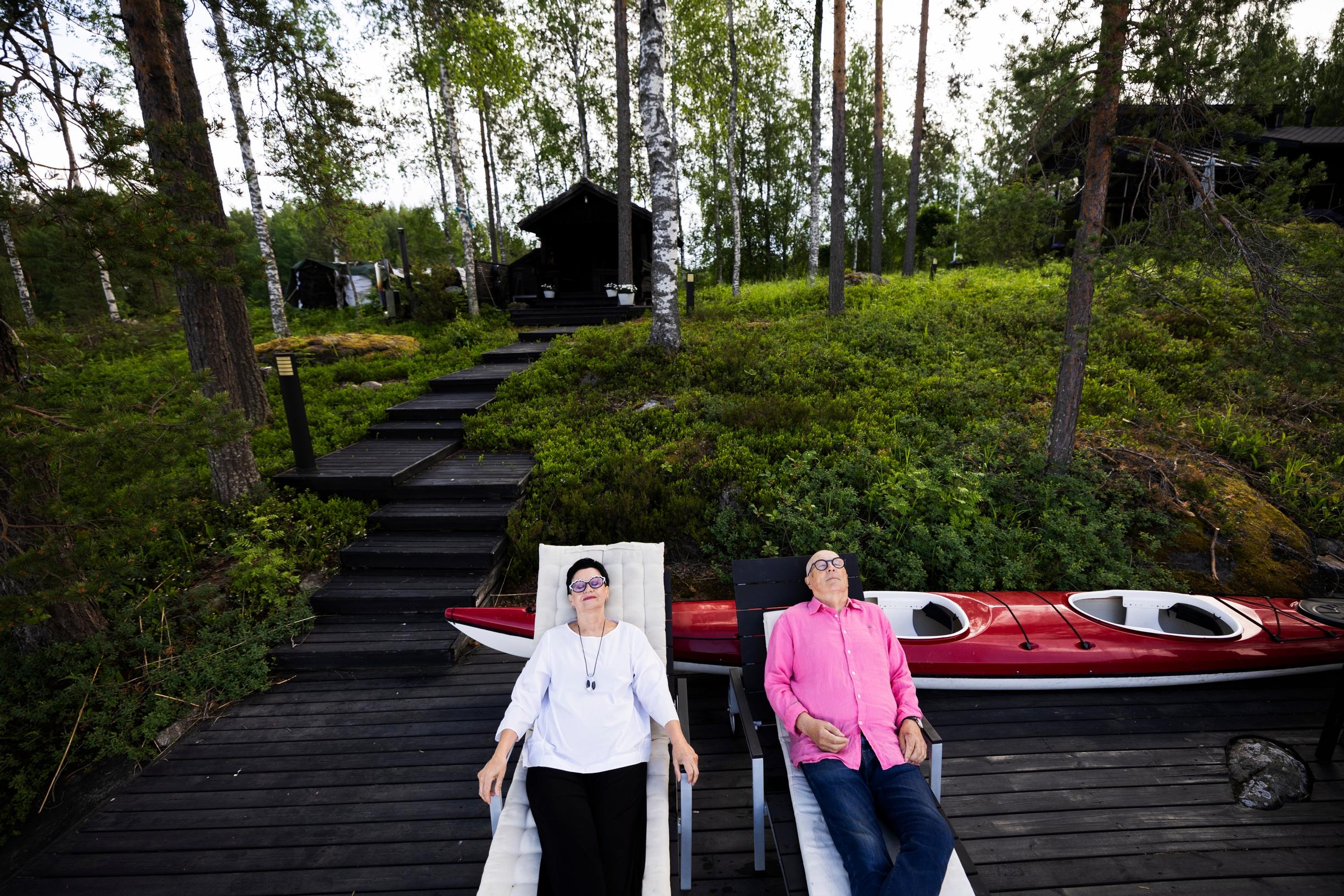 Rannalla voi levähtää, mutta usein Ritva-Liisa ja Yrjö soutelevat ja melovat järvellä. Tontilta he poimivat mustikoita, puolukoita ja sieniä.