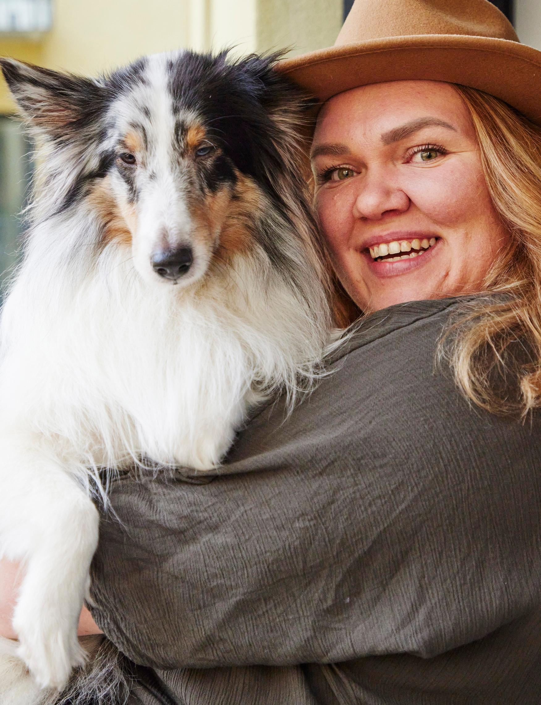Bloggaaja, Kehorauhaa-­podcastista tuttu Veera Papinoja, alias Veera Bianca, asuu Helsingissä shetlanninlammaskoiransa Sydneyn kanssa.