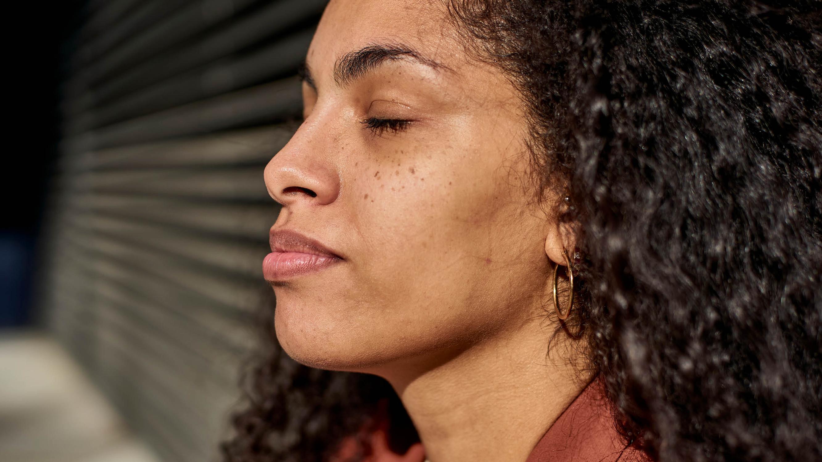 Terapeutti neuvoo kolme nopeaa keinoa ahdistukseen – yksi on niin helppo, että sen voi tehdä missä ja milloin vain