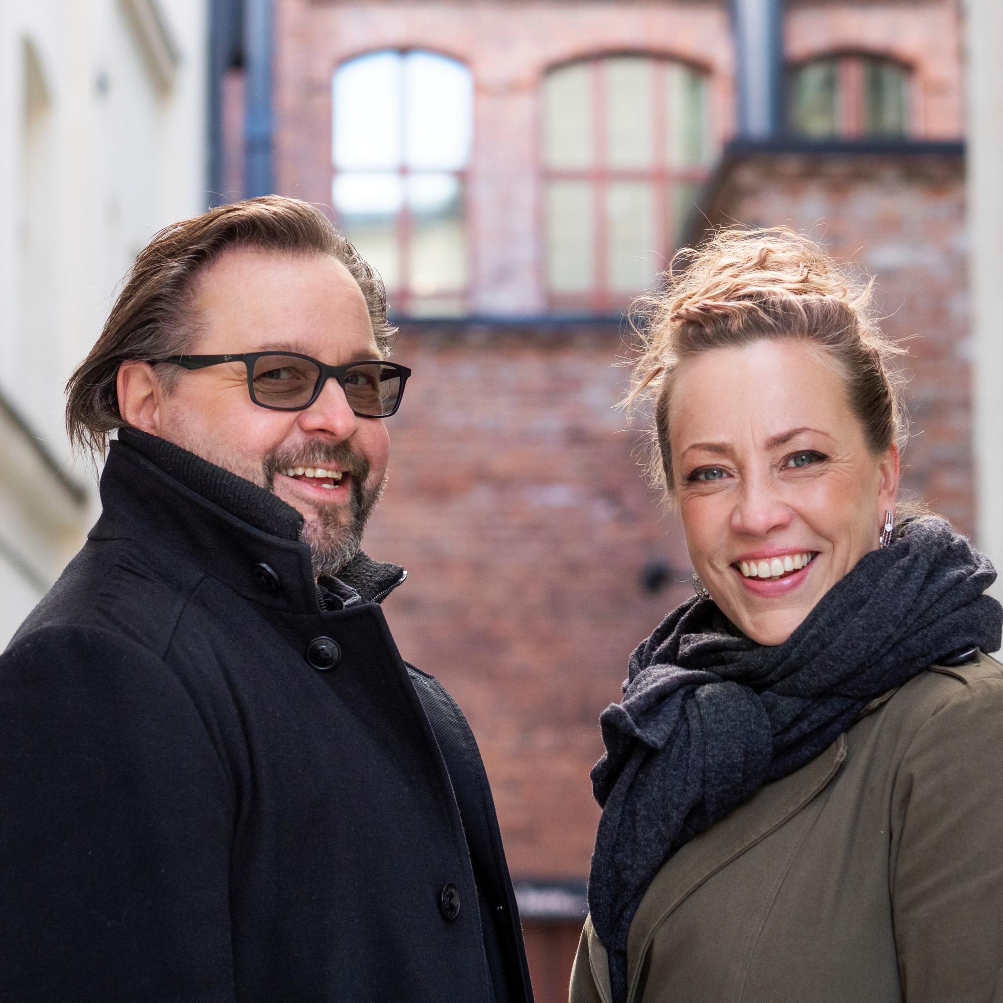 Taiteilijapariskunta Heikki ja Kaisa Hela elää eri rytmissä, mikä aiheutti suhteen alussa yhteentörmäyksiä: ”Kaisa sanoo, että jotain on tekemättä – minä taas sanon, että homma on kesken”