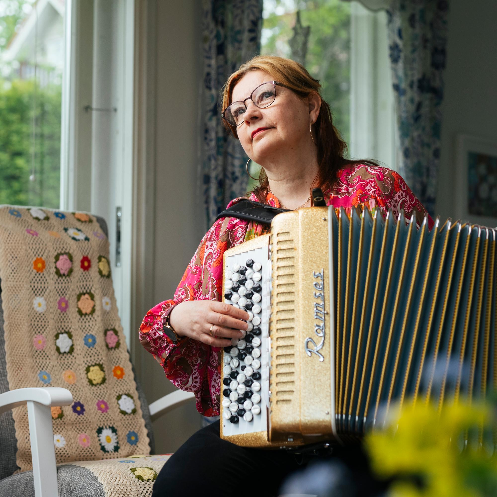 Harmonikkataiteilija Maria Kalaniemi lohdutti muistisairasta äitiään musiikilla viimeiseen hengenvetoon asti: ”Se loi hänelle turvaa”
