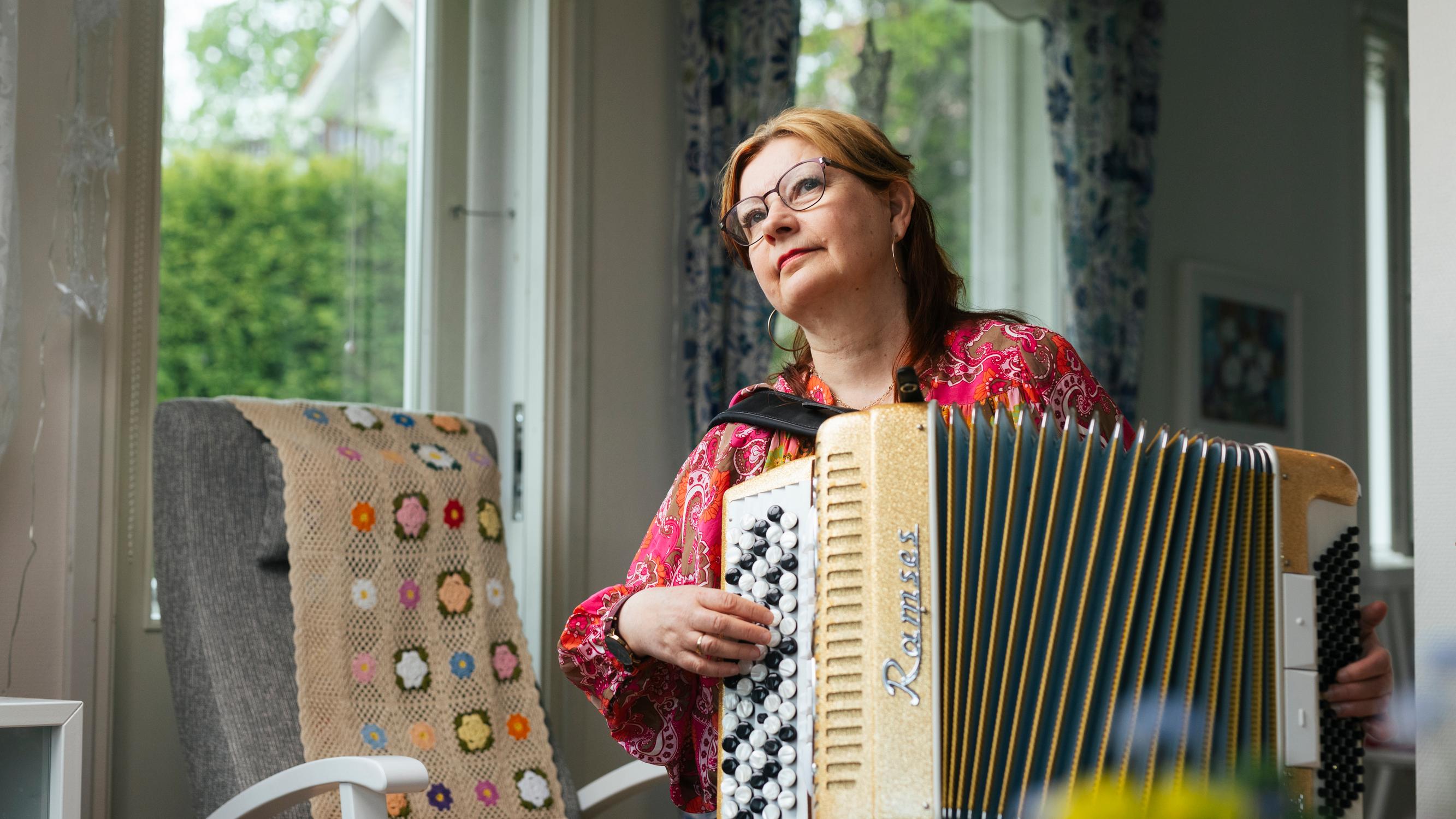 Harmonikkataiteilija Maria Kalaniemi lohdutti muistisairasta äitiään musiikilla viimeiseen hengenvetoon asti: ”Se loi hänelle turvaa”