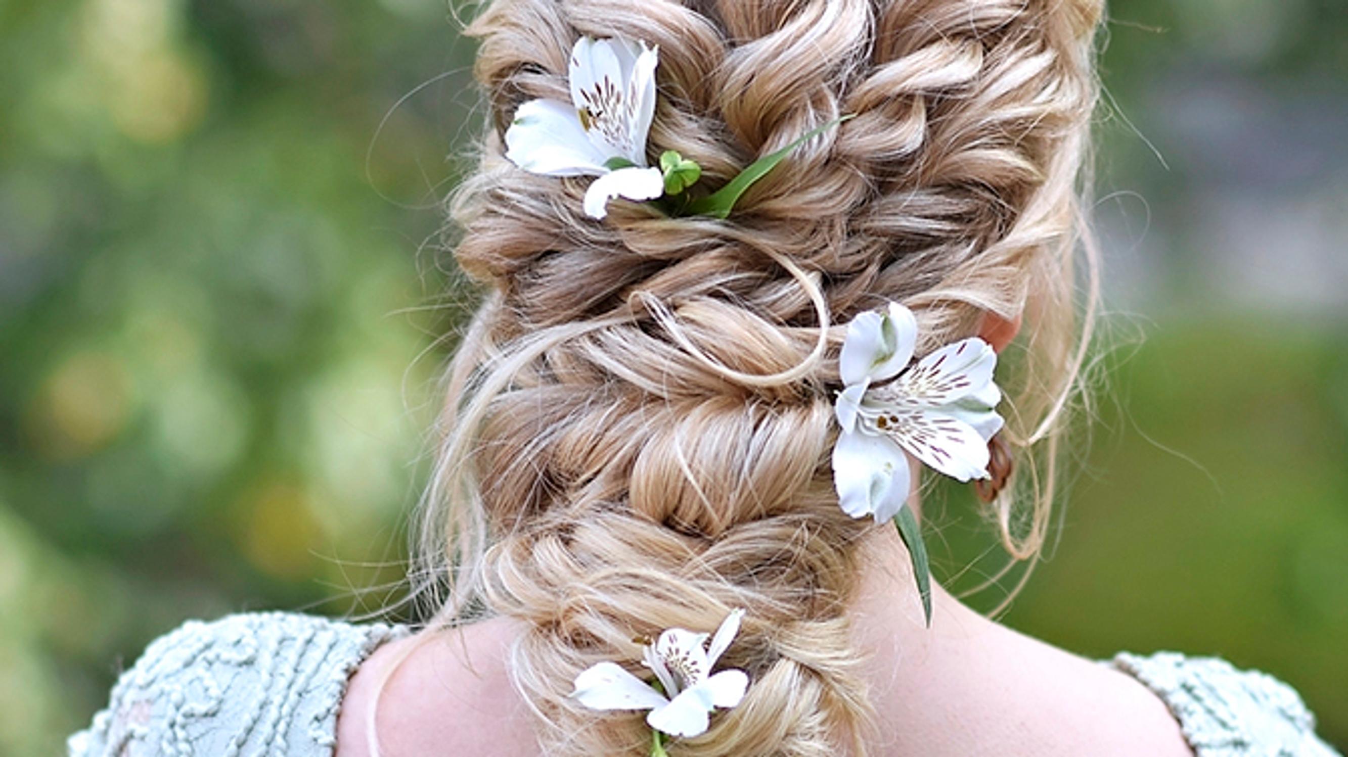 Tässä kampaus, joka kääntää katseet! Näin teet nyöritetyn juhlanutturan itse