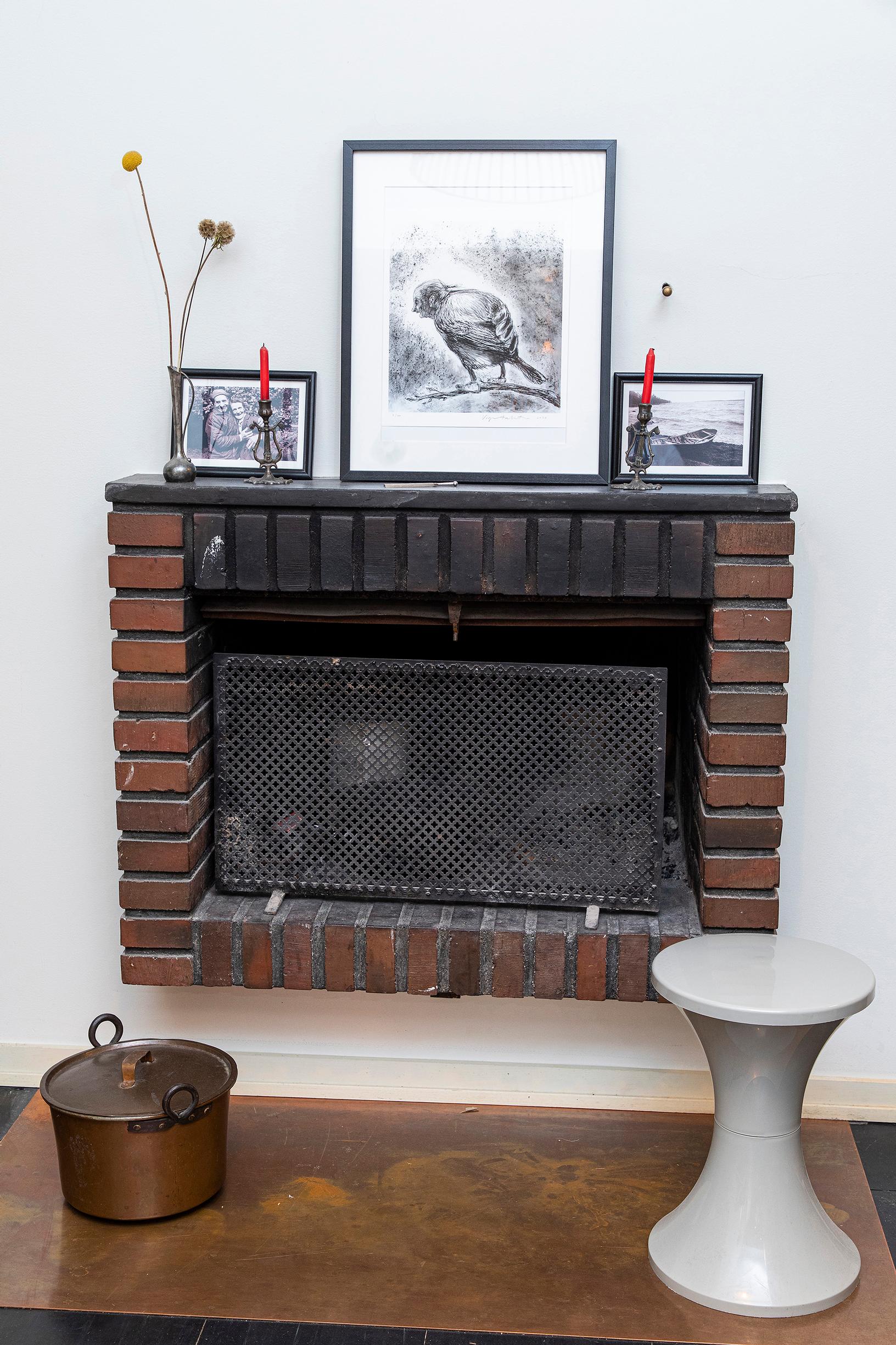 Eteisen takan päällä on perheystävä Virpi Talvitien herkkä pieni teos sekä sen molemmin puolin Lotan siskon miehen, valokuvaaja Risto Vuorimiehen työt.