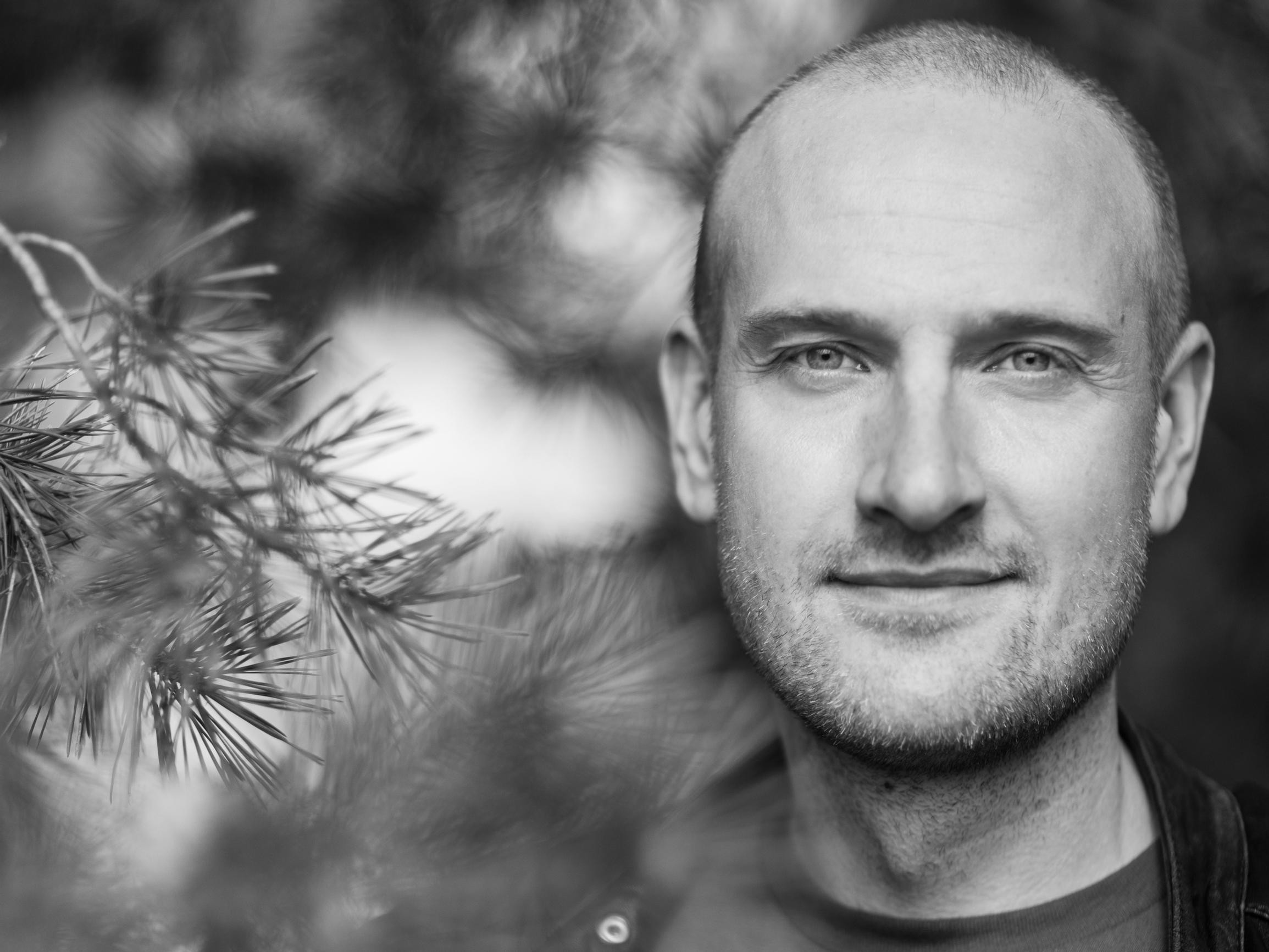 Max Seeck ja Eevan kirjaklubin 20 kysymystä: ”On hauska vähän kapinoida vallitsevaa yhteiskuntajärjestystä vastaan"