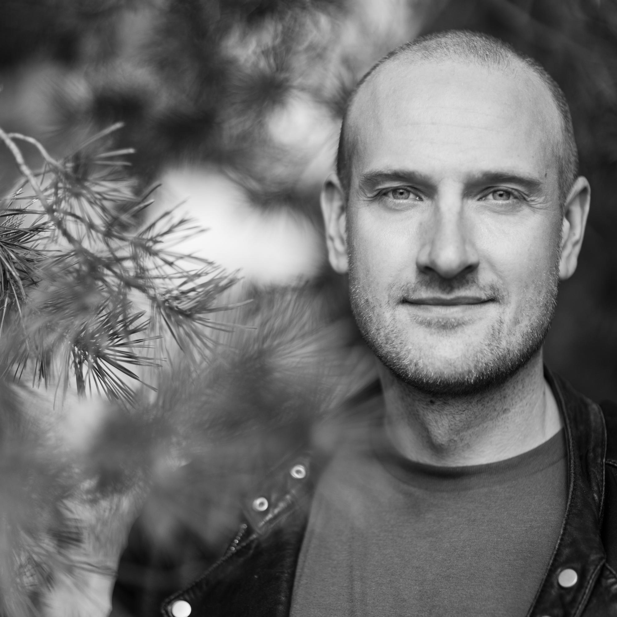 Max Seeck ja Eevan kirjaklubin 20 kysymystä: ”On hauska vähän kapinoida vallitsevaa yhteiskuntajärjestystä vastaan"