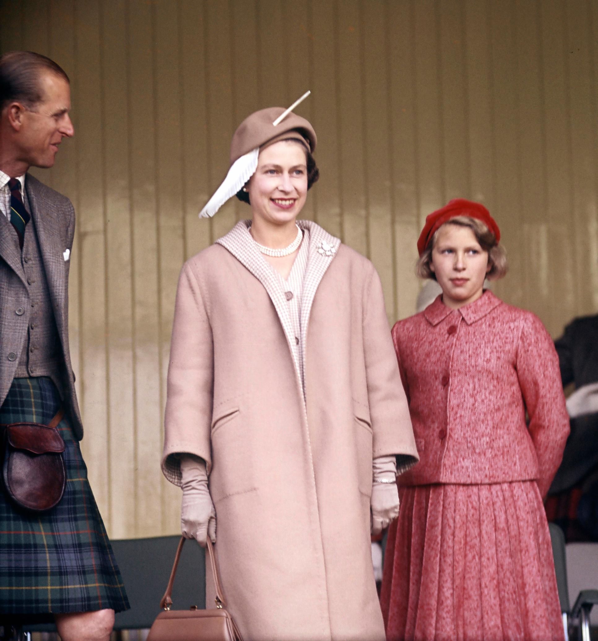 Prinssi Philip, kuningatar Elisabet ja Anne. Kuningattaren arvot ovat hyvin perinteiset: kotona mies on perheen pää.