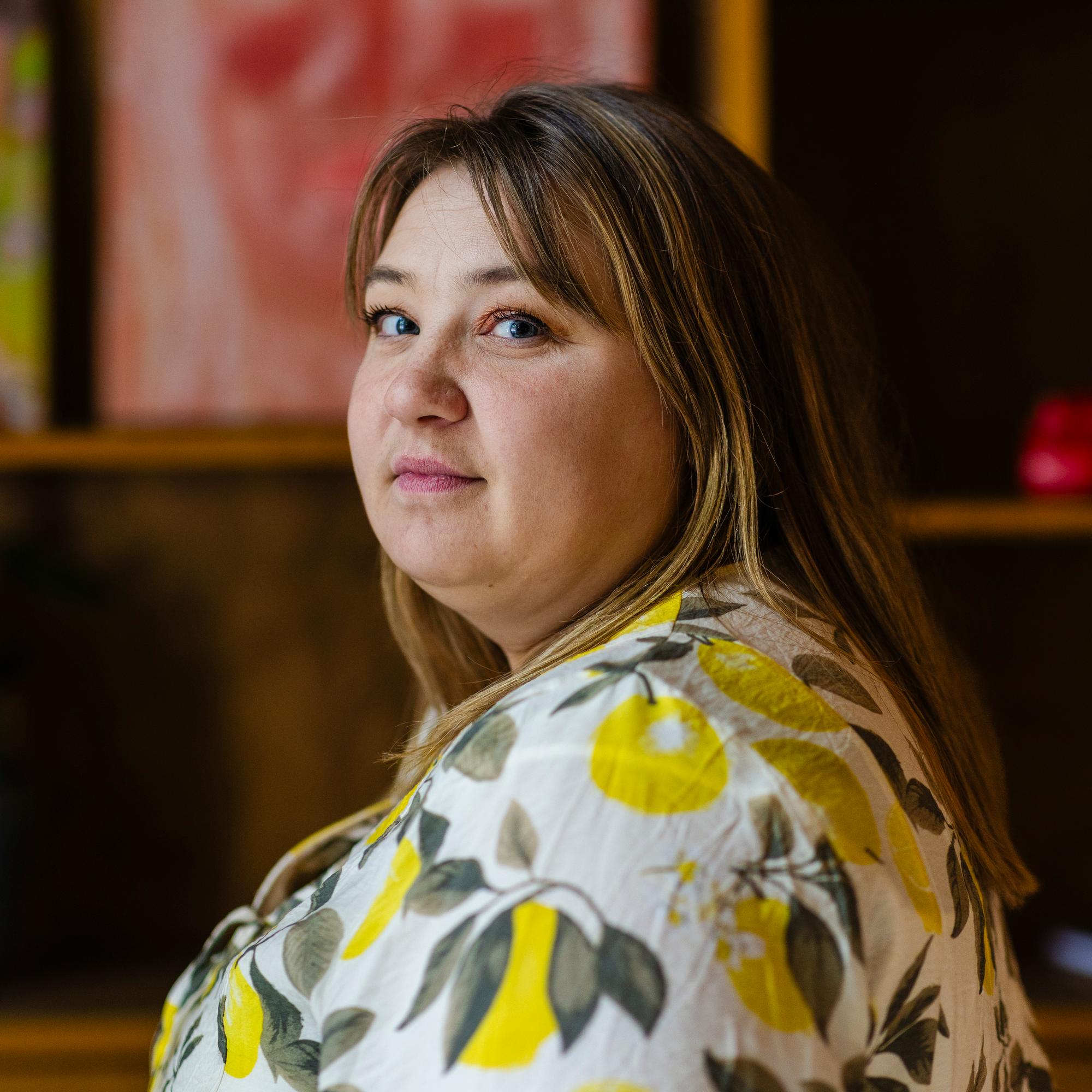 Pärjään itse -mentaliteetti tekee naisista parisuhteessa köyhiä, sanoo talousvalmentaja – tavallisin tapa jakaa kulut on epäreilu