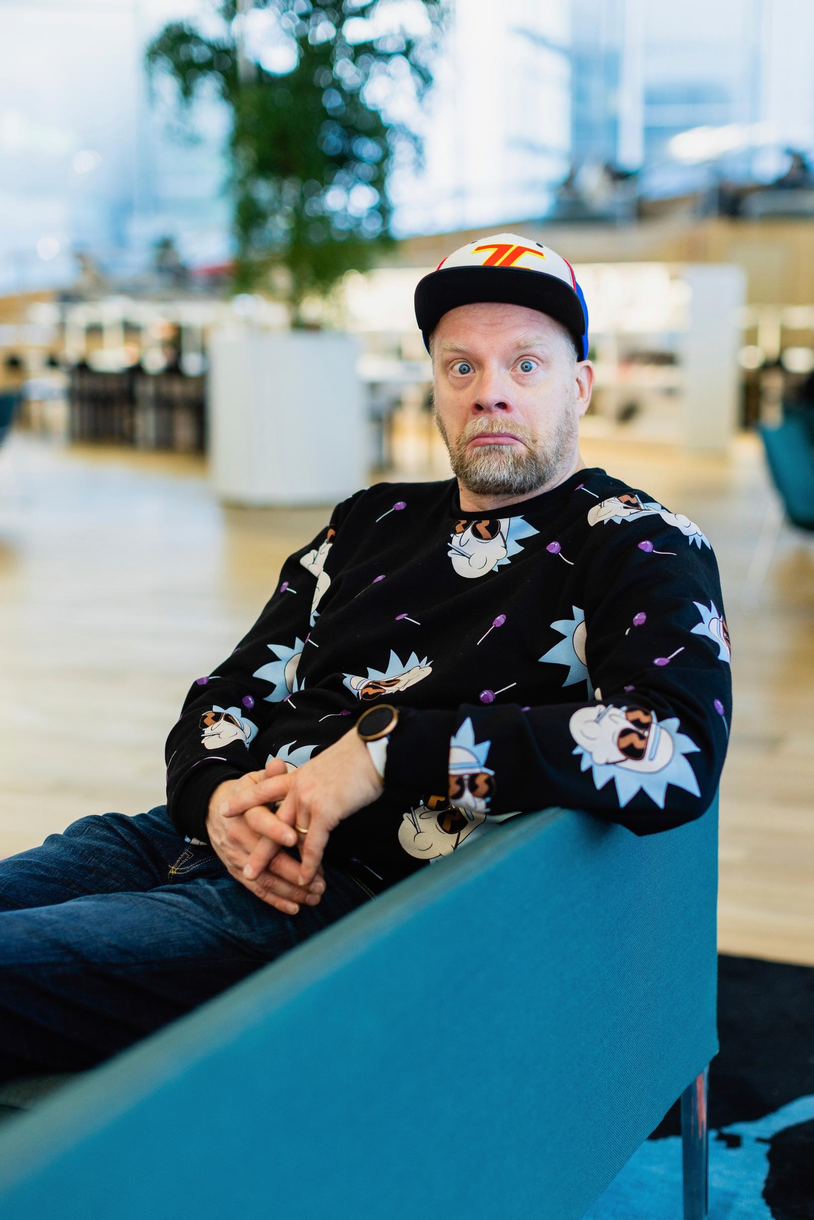 Ville sanoo, että hänellä ja hänen sketsisarjoissaan esittämillään hahmoilla on lopulta hyvin vähän yhteistä. ”Olen elänyt hyvin tasaisen peruselämän, mutten silti ole kyyninen tai pettynyt.”