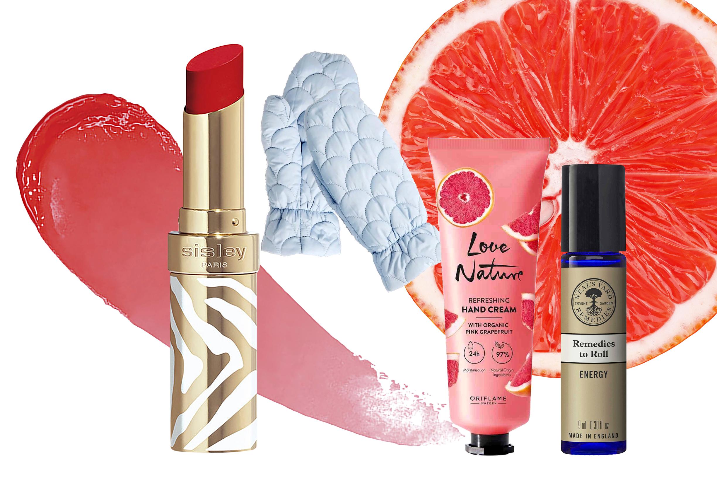 1. Huulipuna on ylellinen lahja punattujen huulien ystävälle. Hoitava koostumus täyteläistää ja antaa upean kiillon. Sisley Phyto-Rouge Shine 31 Sheer Chili 51 e. 2. Tikkilapaset pitävät kädet lämpiminä ja torjuvat harmaata arkea. Bobi Mittens 65 e, R/H. 3. Käsivoide on talvella tarpeen – eikä siis jää nurkkiin pölyttymään. Verigreipin tuoksuinen Love Nature Refreshing Hand Cream 4,90 e, Oriflame. 4. Eteerinen tuoksuseos rullaa iholle käden käänteessä lisää energiaa tai keskittymiskykyä. Neal’s Yard Remedies Remedies to Roll Energy 11 e.