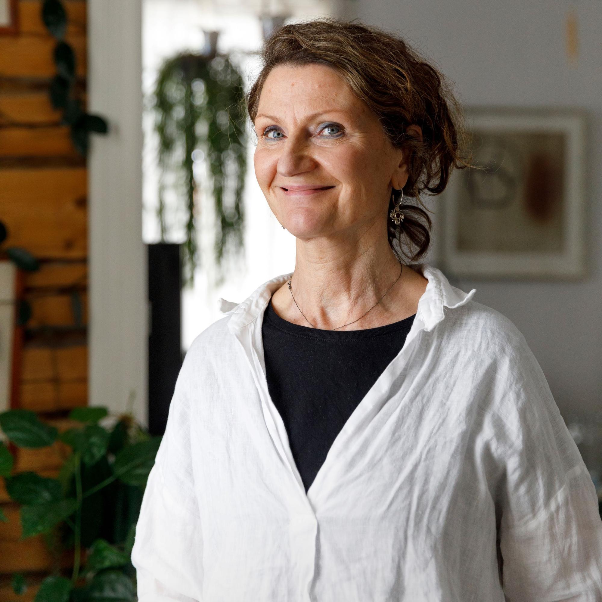 Akateemikko, teatterintekijä Sirkku Peltola: ”Kaikkea ei tarvitse hyväksyä, mutta myötätunnon kautta voi uida ihmisen sieluun”