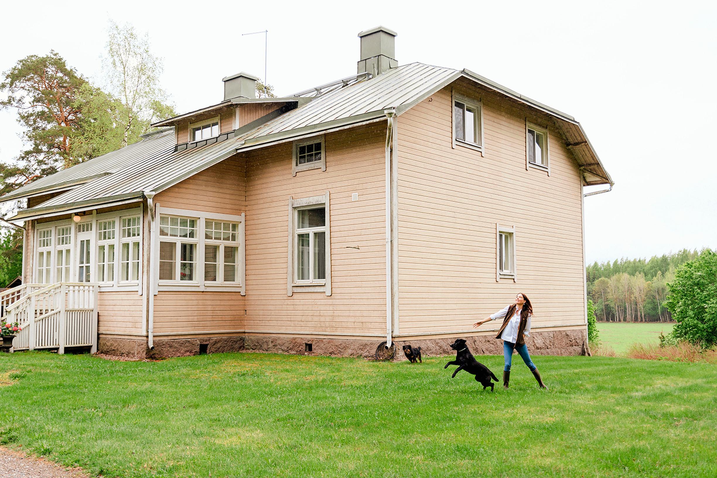 Perheen kahdella koiralla on tilaa leikkiä kartanon maihin rajautuvalla isolla pihalla. Riikka-Marialle seuraa pitää labradorinnoutaja Gilda.