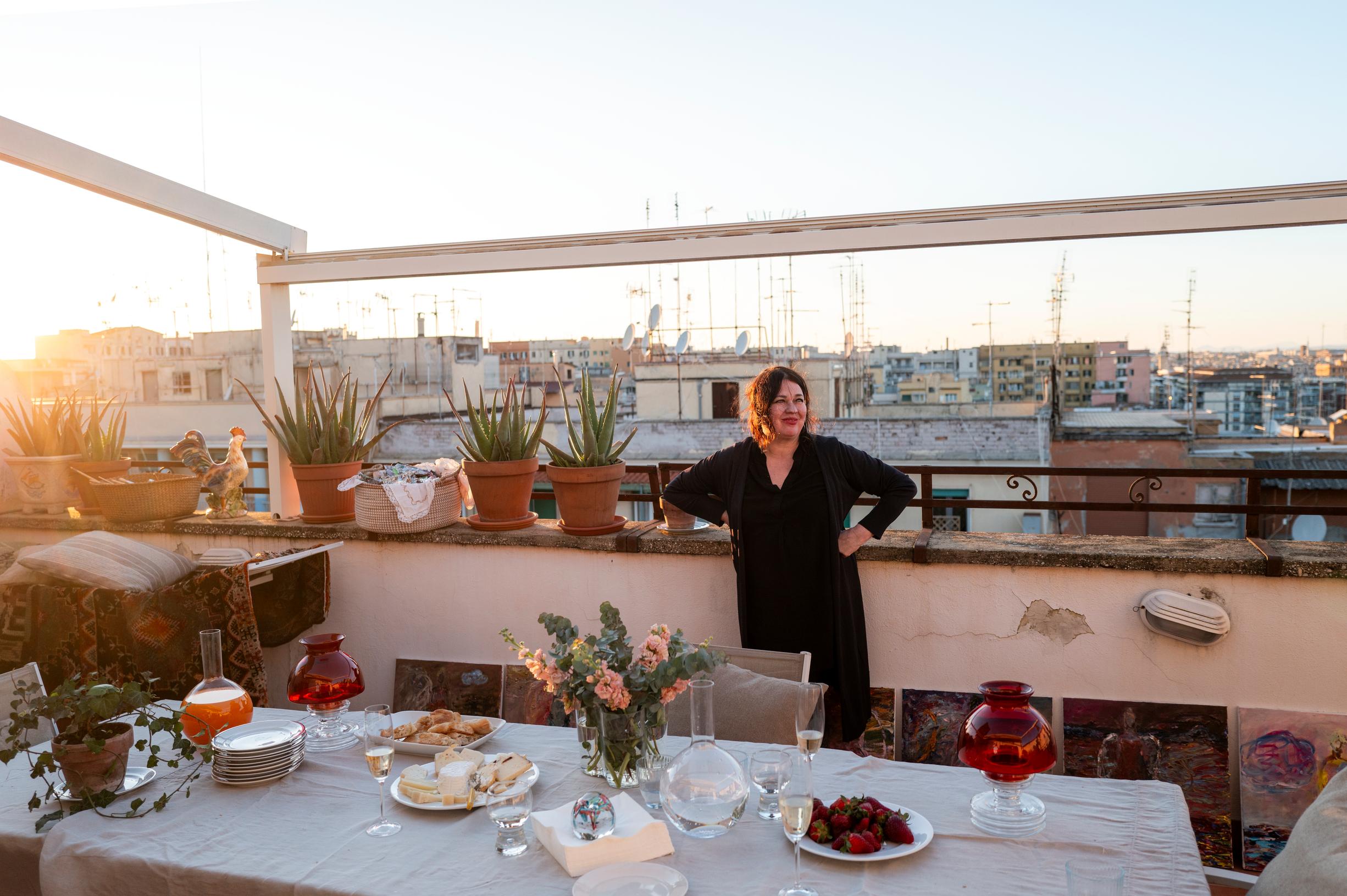 Nanna Susi osti Rooman-asuntonsa 2016. Hän viettää siellä osan vuodesta työtilanteen mukaan. Nanna kattoi terassilleen aperitivon: kuohuviiniä ja pikkupaloja.