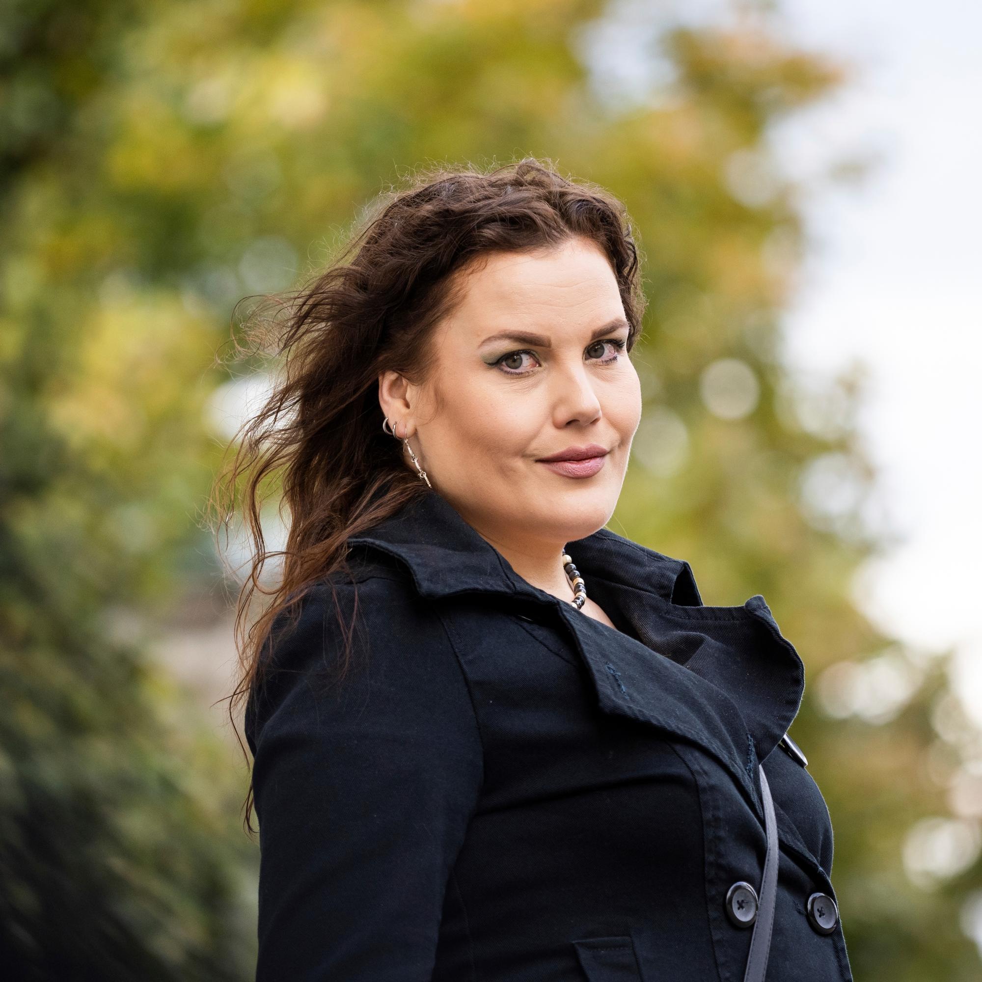 Nuorena kirjailija Hanna-Riikka Kuisma rentoutui vain juomalla liikaa: "En osannut päästää irti suorittamisesta"