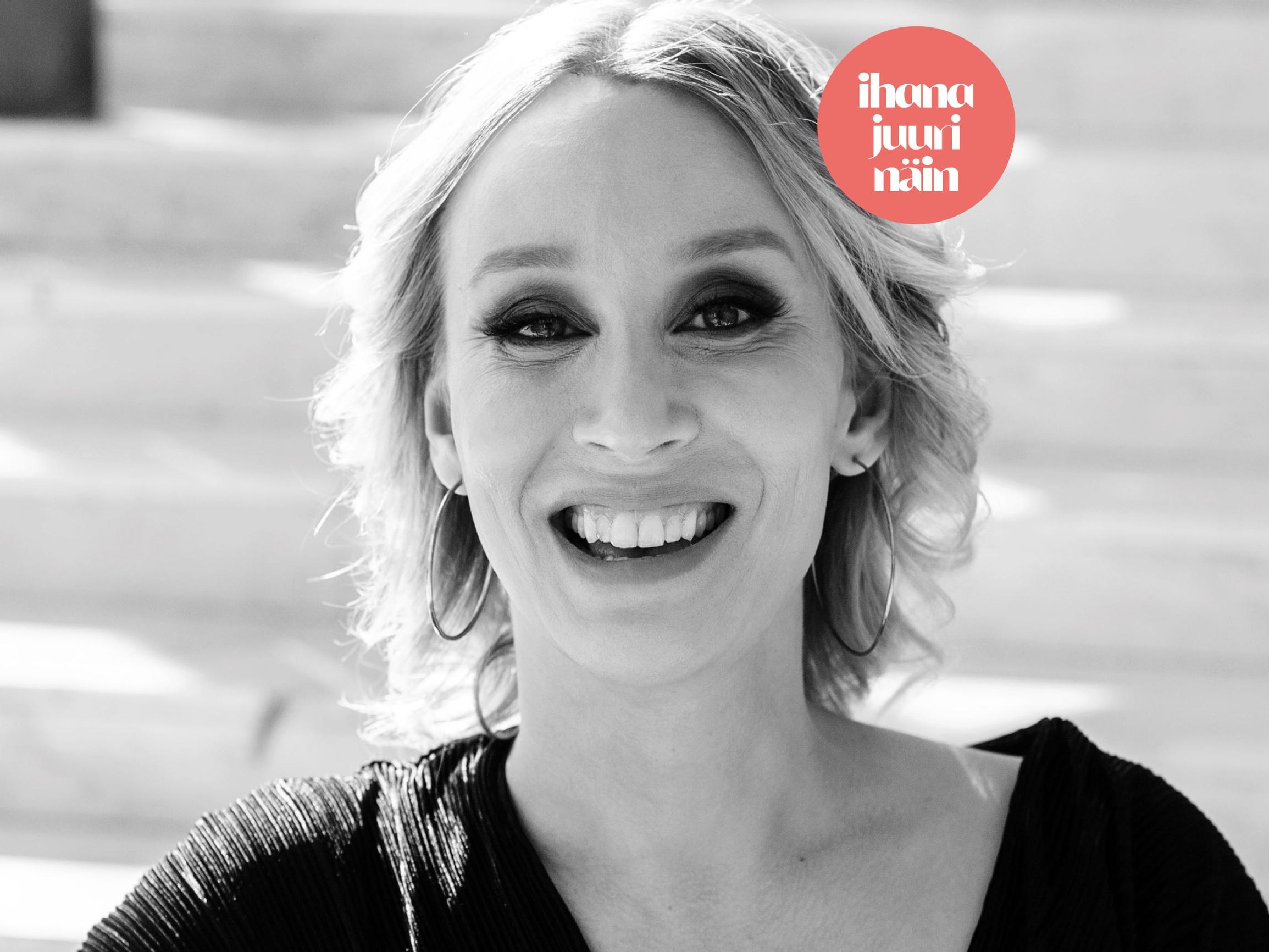 Clarissa Jäärni ajatteli kauan, että naiseuden ilmaiseminen on kauheinta, mitä hän voi tehdä: ”Isä kantoi minulle sitkeästi pikkuautoja”