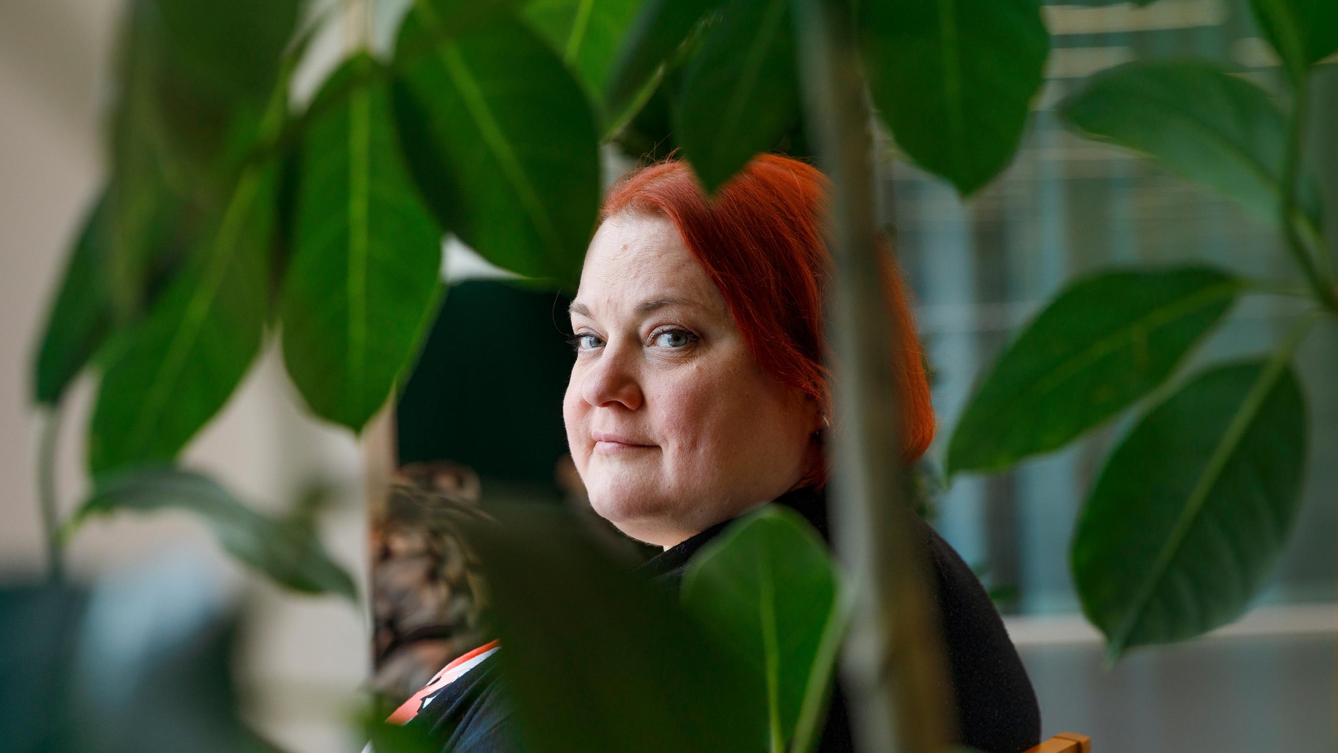 Outi tajusi, ettei kaikki ole kunnossa, kun kahvi valui pitkin leukaa – syyksi paljastui aivoverenvuoto, mutta kahden vuoden päästä selvisi jotain yllättävämpää