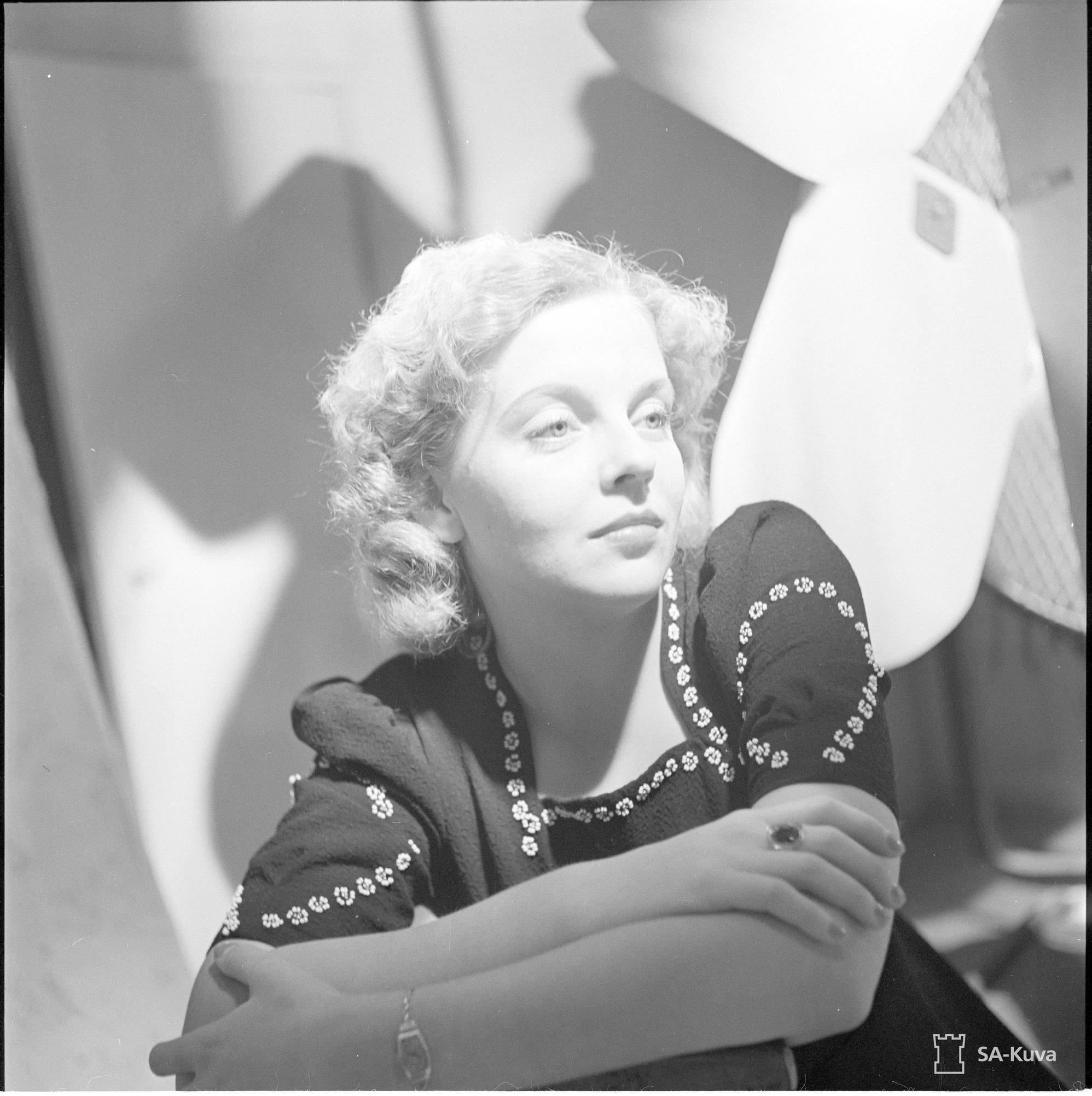 Regina Linnanheimoa tituleerattiin aikanaan muun muassa Suomen ainoaksi filmitähdeksi ja Suomen Greta Garboksi. Regina matkusti 1930–1940-lukujen taitteessa Ranskassa ja Saksassa, joissa hänelle kaavailtiin uraa.