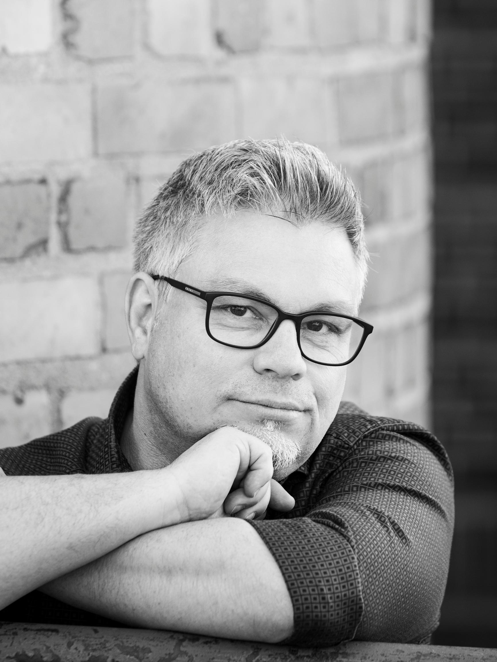 Tommi Kinnunen osaa kirjoittaa menestysromaaneja ja remontoida vanhoja taloja – mutta häneltä puuttuu yksinkertainen taito, jonka useimmat osaavat luonnostaan