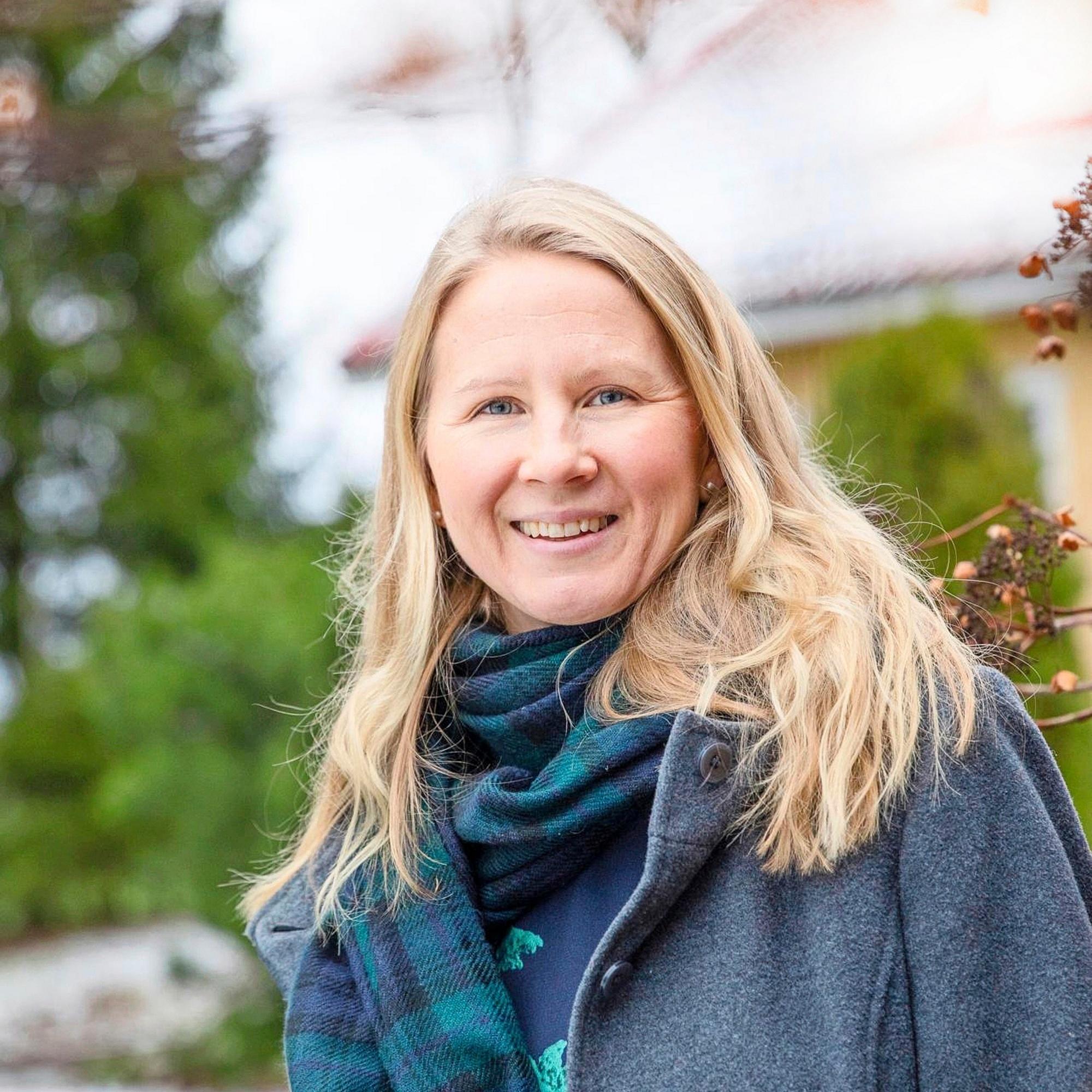 Mihin turvata, kun maailma ympärillämme järkkyy? Onnellisuustutkija Ilona Suojanen opastaa