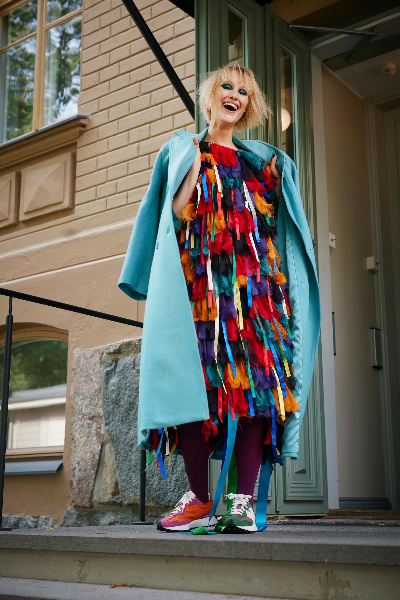 Villa-viskoositakki 429 e, Gestuz. Hapsumekko 300 e, Vimma. 80 denierin sukkahousut 29,90 e, Falke. Mokkanahkasomisteiset lenkkarit 125 e / pari, New Balance / Stockmann.
