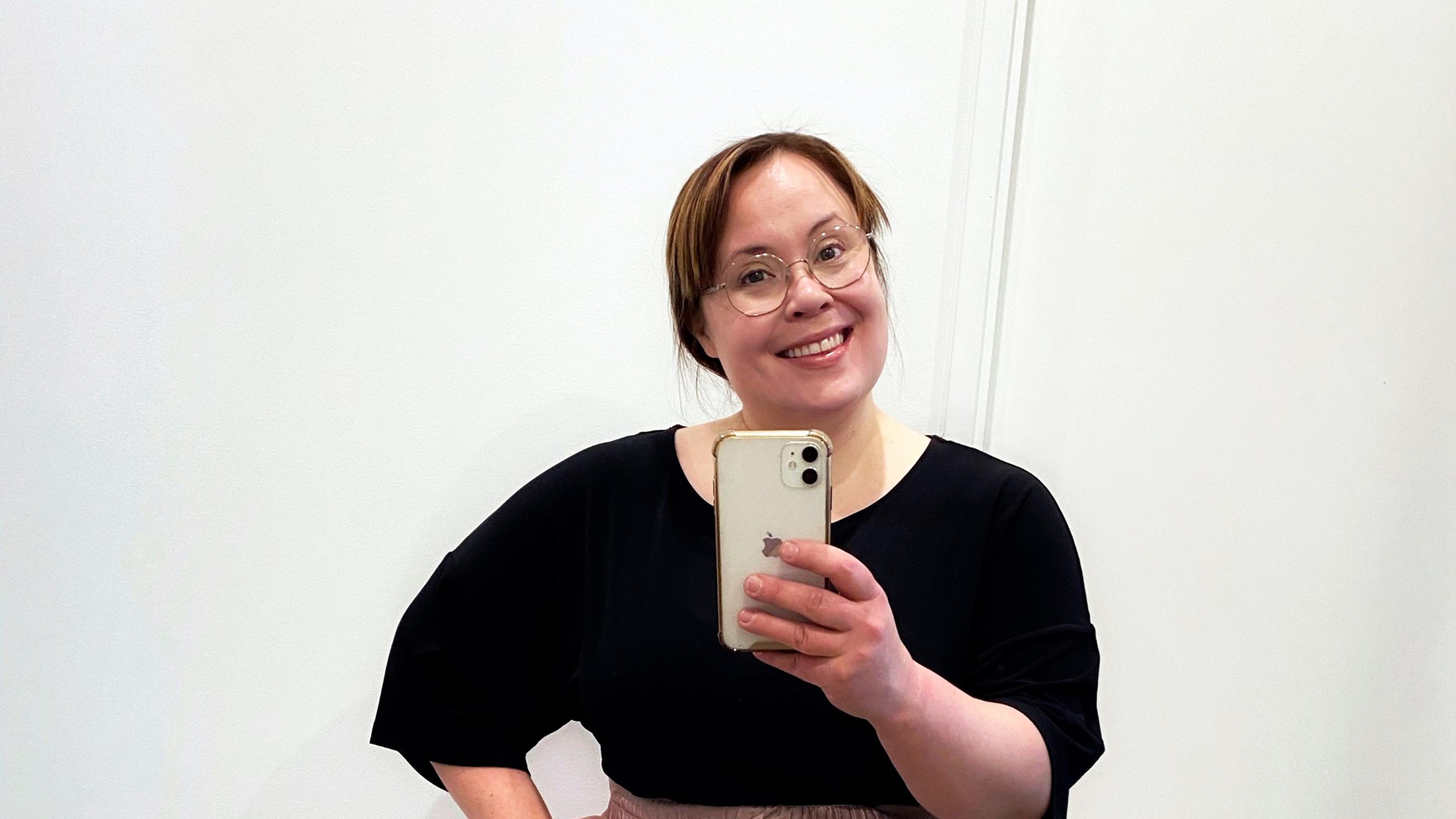 Salatut elämät -sarjasta tuttu näyttelijä Hanna Kinnunen on opetellut itsemyötätuntoa: ”Aina ei tarvitse antaa sataprosenttisesti itsestään – joskus 40 prosenttia riittää”