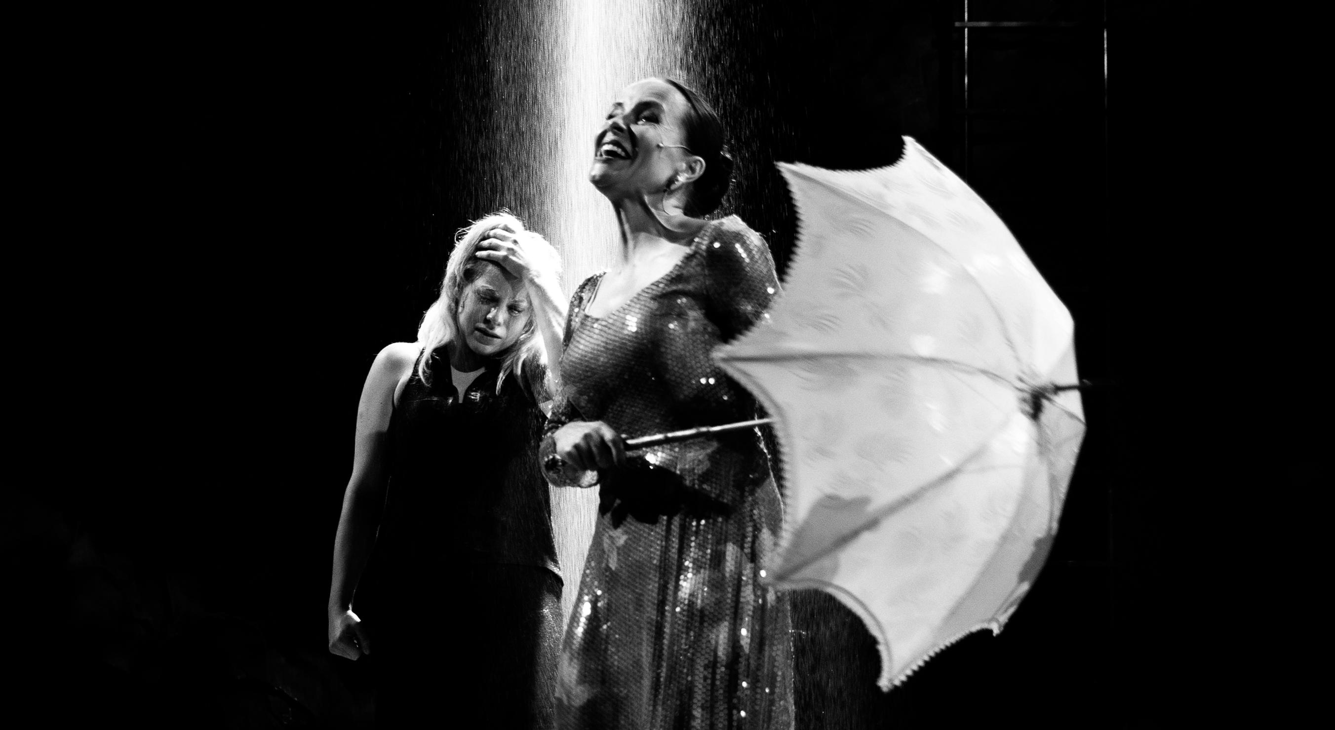 Kansallisteatterin pienellä näyttämöllä sai syyskuussa ensi-iltansa Anton Tšehovin Lokki, jossa Emmi Parviainen nähdään yhdessä 25-vuotistaiteilijajuhlaa viettävän Maria Kuusiluoman kanssa.