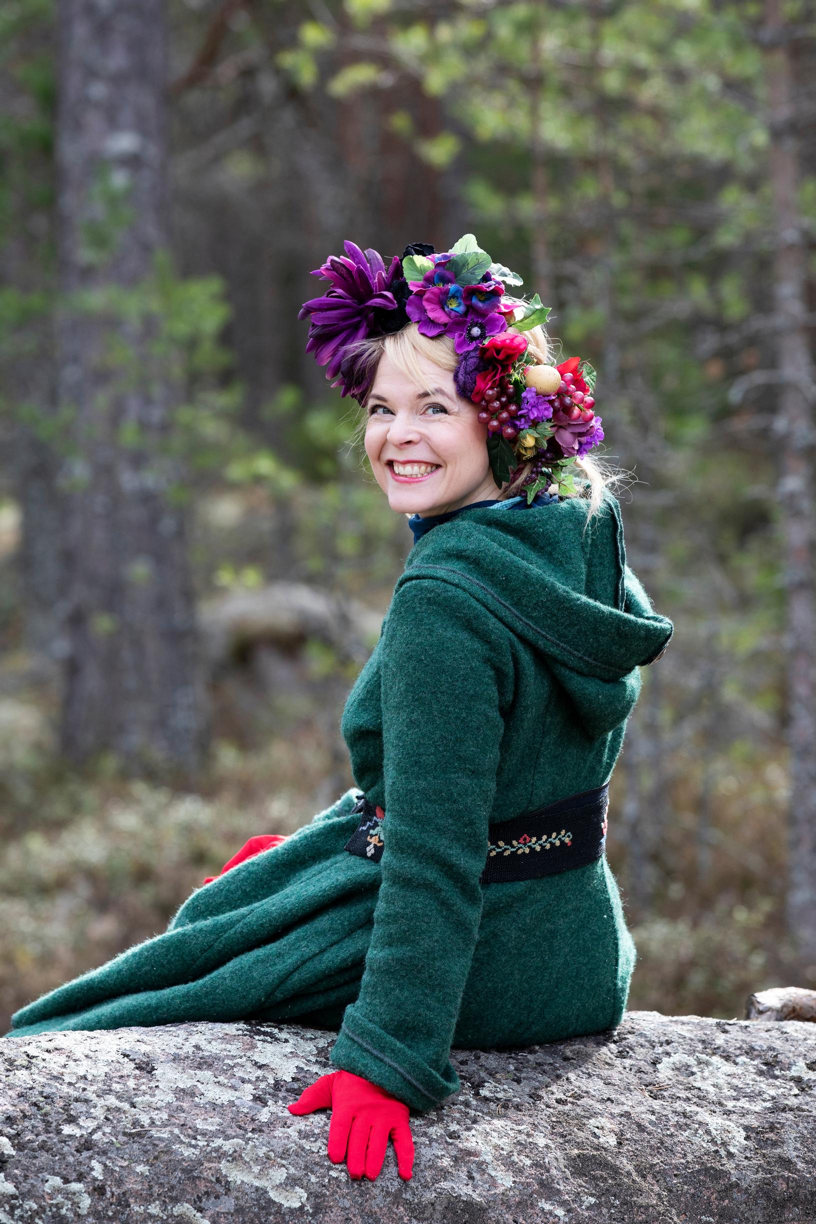 Heli Laaksonen on kiitollinen siitä, että hänen äitinsä opetti hänet rakastamaan luontoa. Siellä kiire ja stressi unohtuvat.