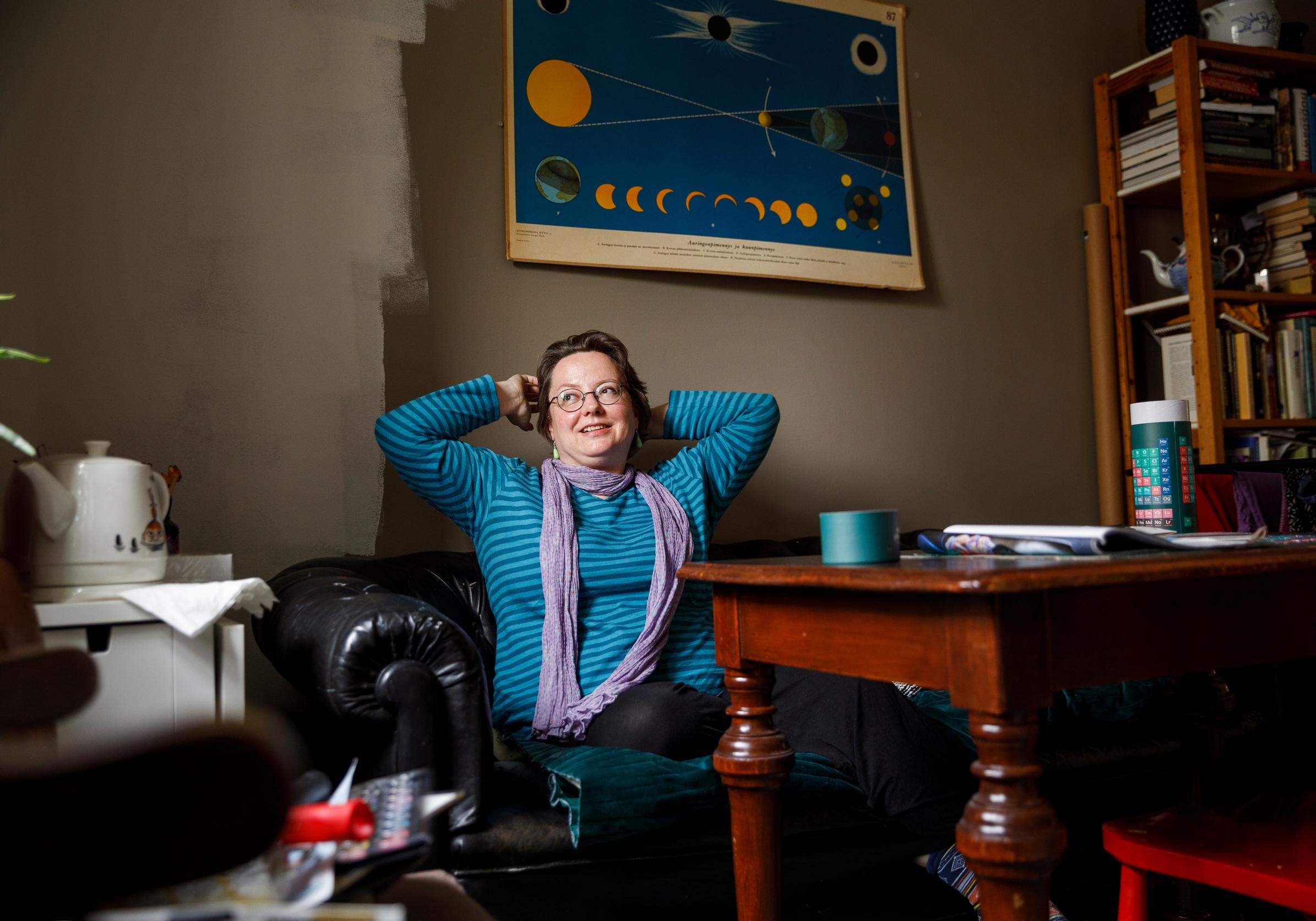 Ilona Kemppainen toivoo, että ihmiset saisivat tehdä töitä itselleen sopivalla tavalla. ”Varsinkaan vaativia ajatustöitä ei tehdä lennosta missä vain ympäristössä. Niille pitää varata häiriötöntä tilaa ja aikaa.”