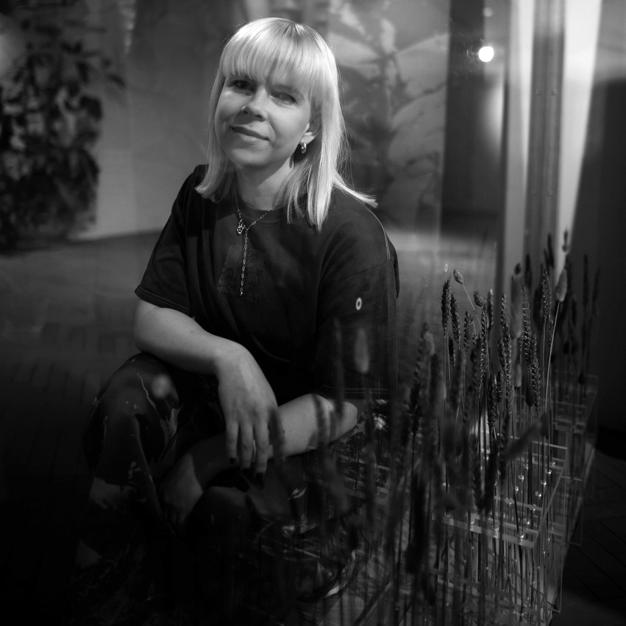 Koulussa Elina Äärelä vihasi käsitöitä, mutta hänestä tuli palkittu vaatesuunnittelija - syynä olivat äidin oivaltavat sanat 
