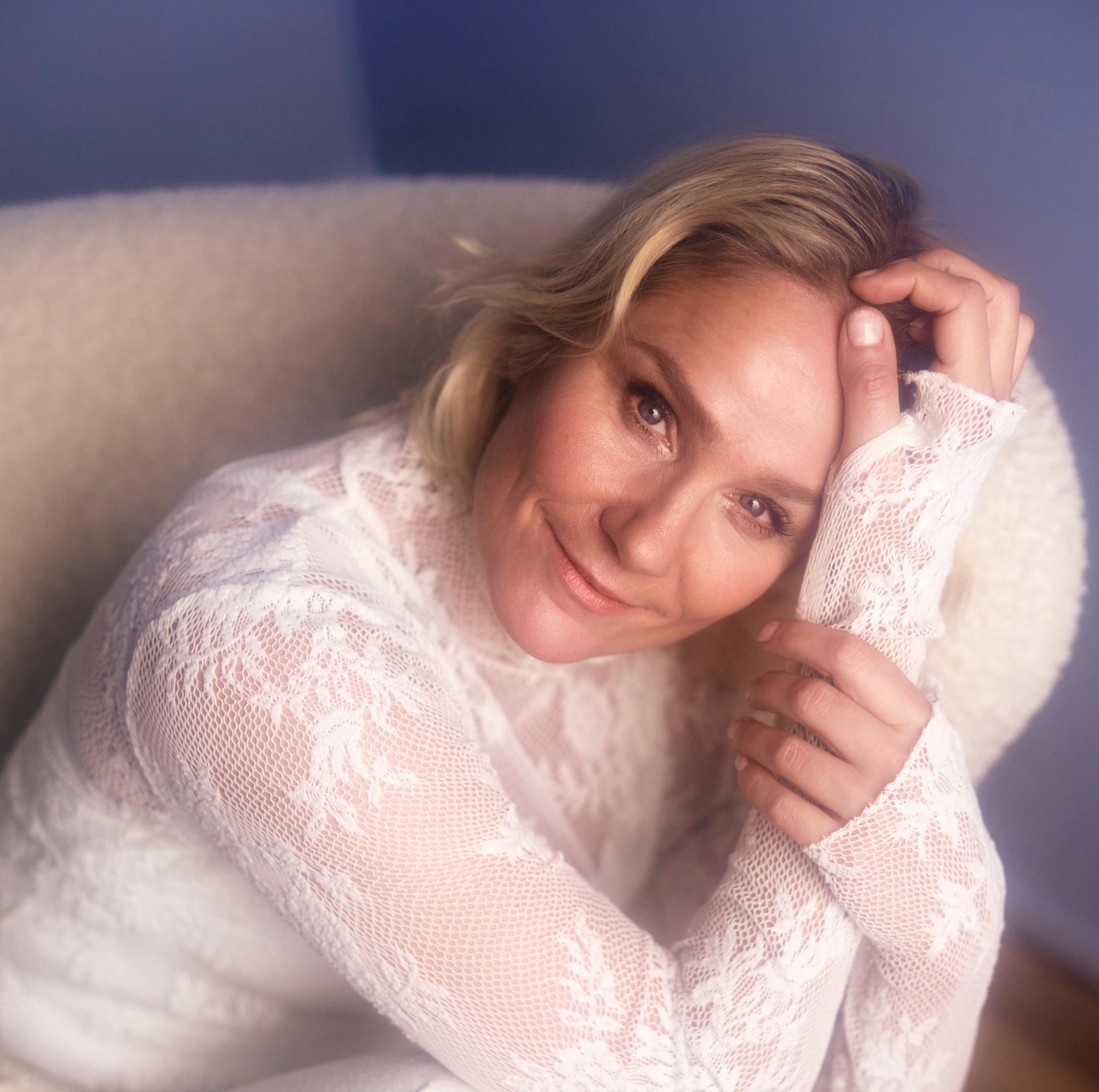 Laura Malmivaara sai Queen of Fucking Everything -sarjasta vastapainoa taaperoarkeen: ”Kun Tiina Lymi soitti, kysyin, annatko tämän roolin todella minulle”