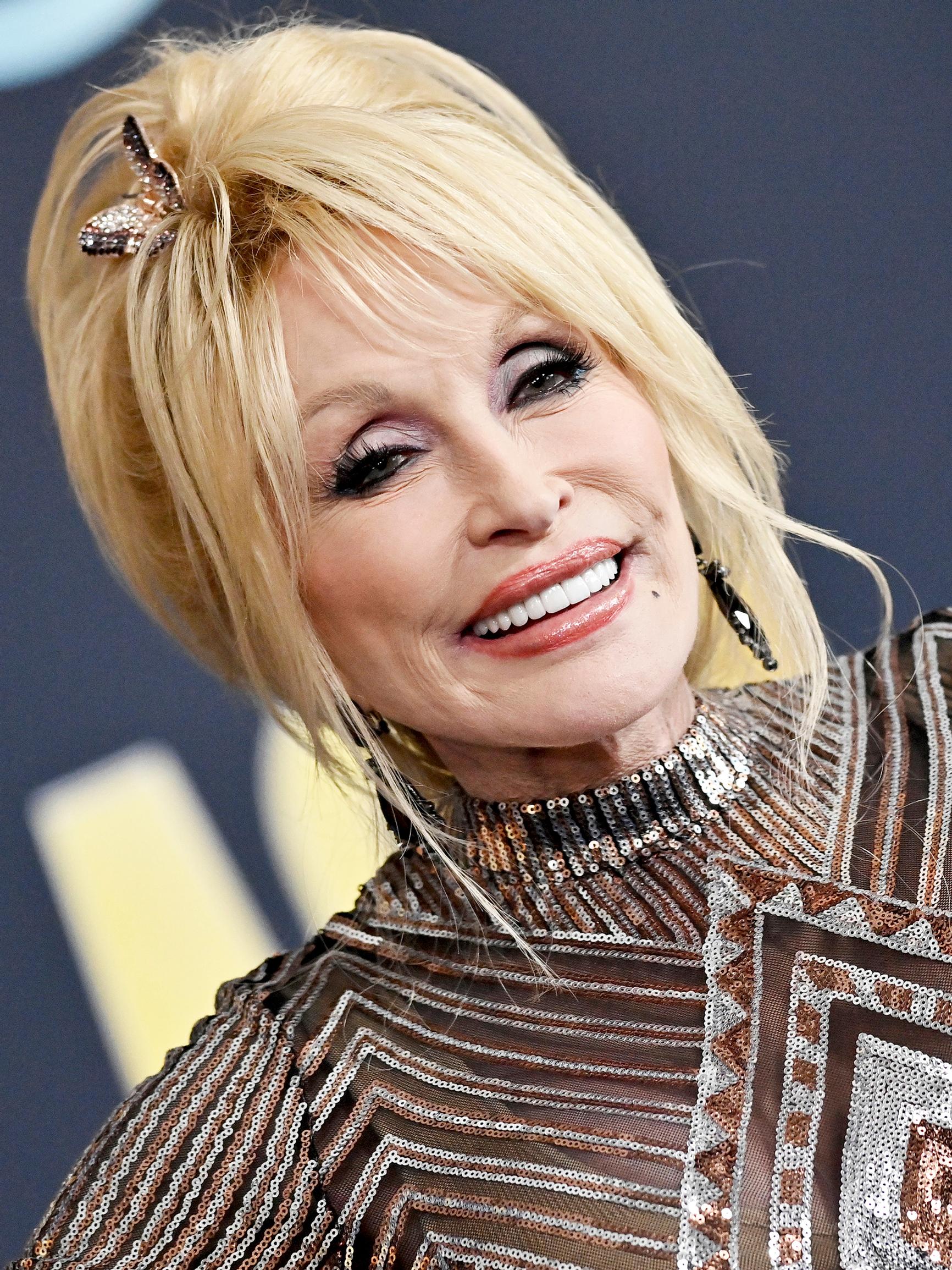 Dolly Parton syntyi köyhiin oloihin, mutta musiikkia rakastanut maalaistyttö tiesi jo varhain, mitä halusi: ”Olen kirjoittanut lauluja sydämestäni, ja se on toiminut”