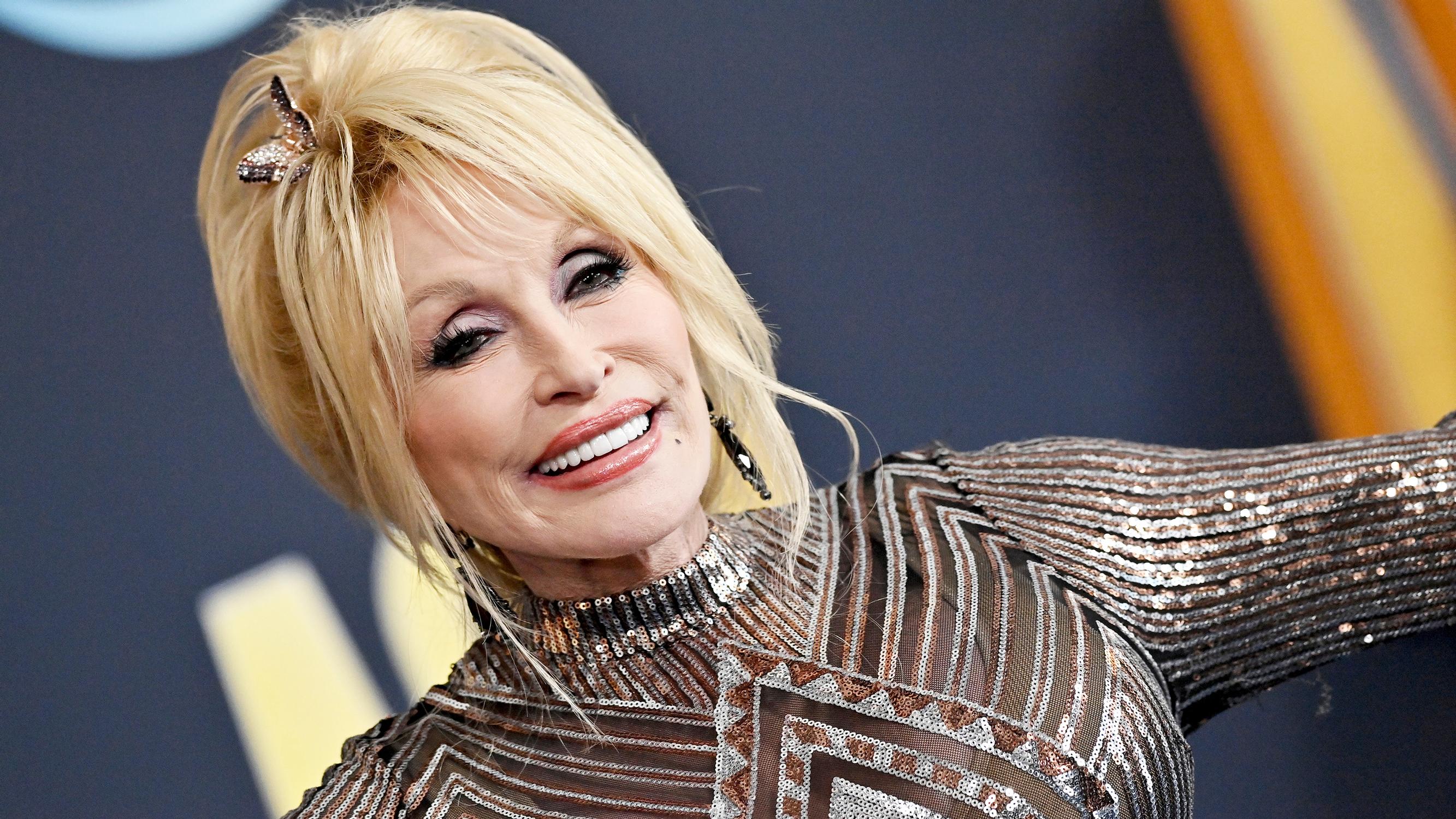Dolly Parton syntyi köyhiin oloihin, mutta musiikkia rakastanut maalaistyttö tiesi jo varhain, mitä halusi: ”Olen kirjoittanut lauluja sydämestäni, ja se on toiminut”