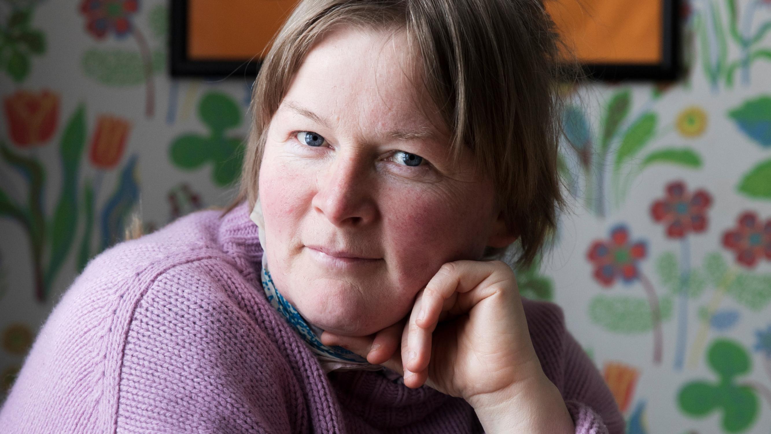 Ulkonäkötutkija Erica Åberg: ”Ajattelemme, että jokainen saa tehdä kehollaan mitä vain – oikeasti ehtona on, ettei saa vanheta ja lihoa”