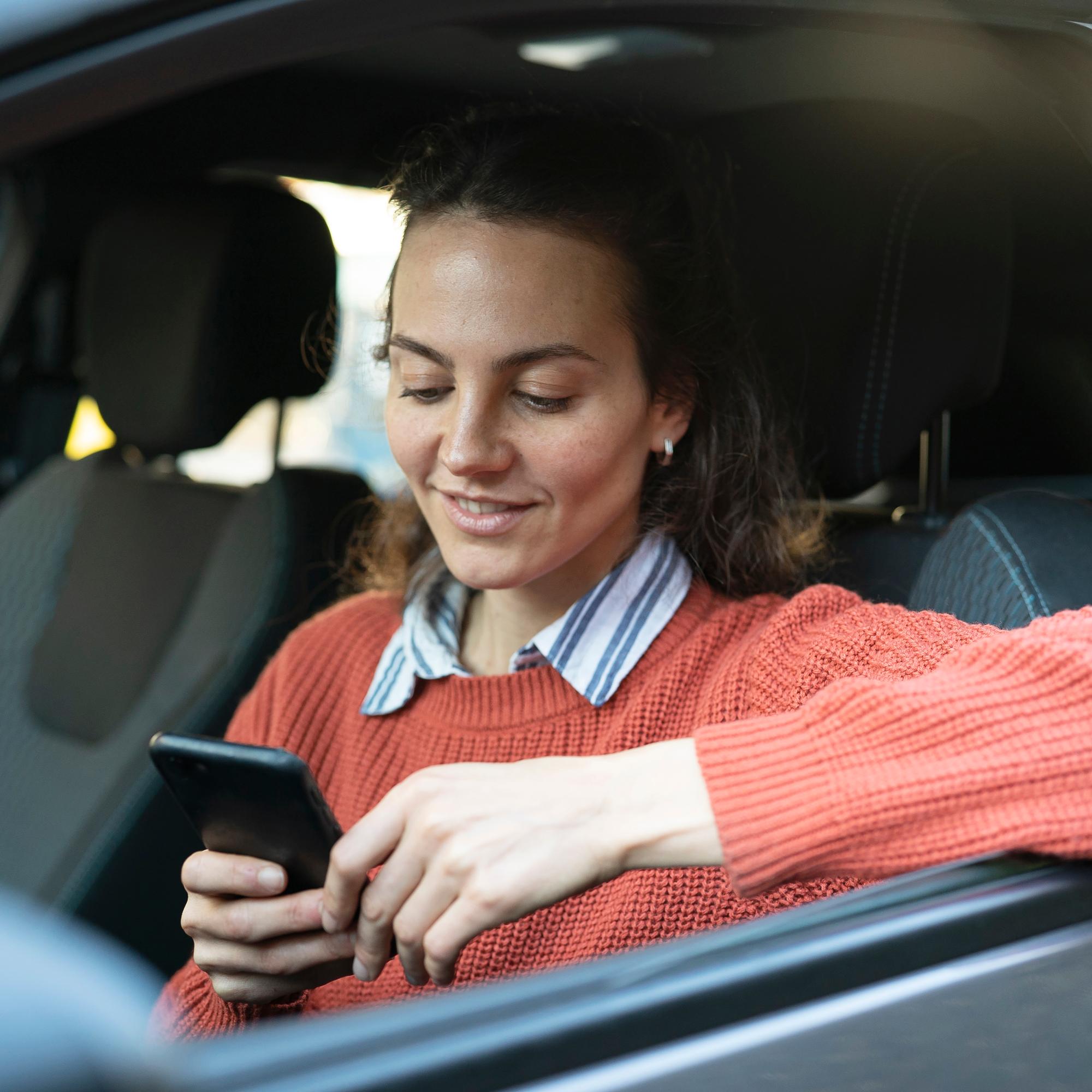 Eeva.fi selvittää: Saatko auto-ostoksilla hyvää palvelua? Kuuletko yhä vitsejä naisista auton ratissa? Vastaa kyselyyn!