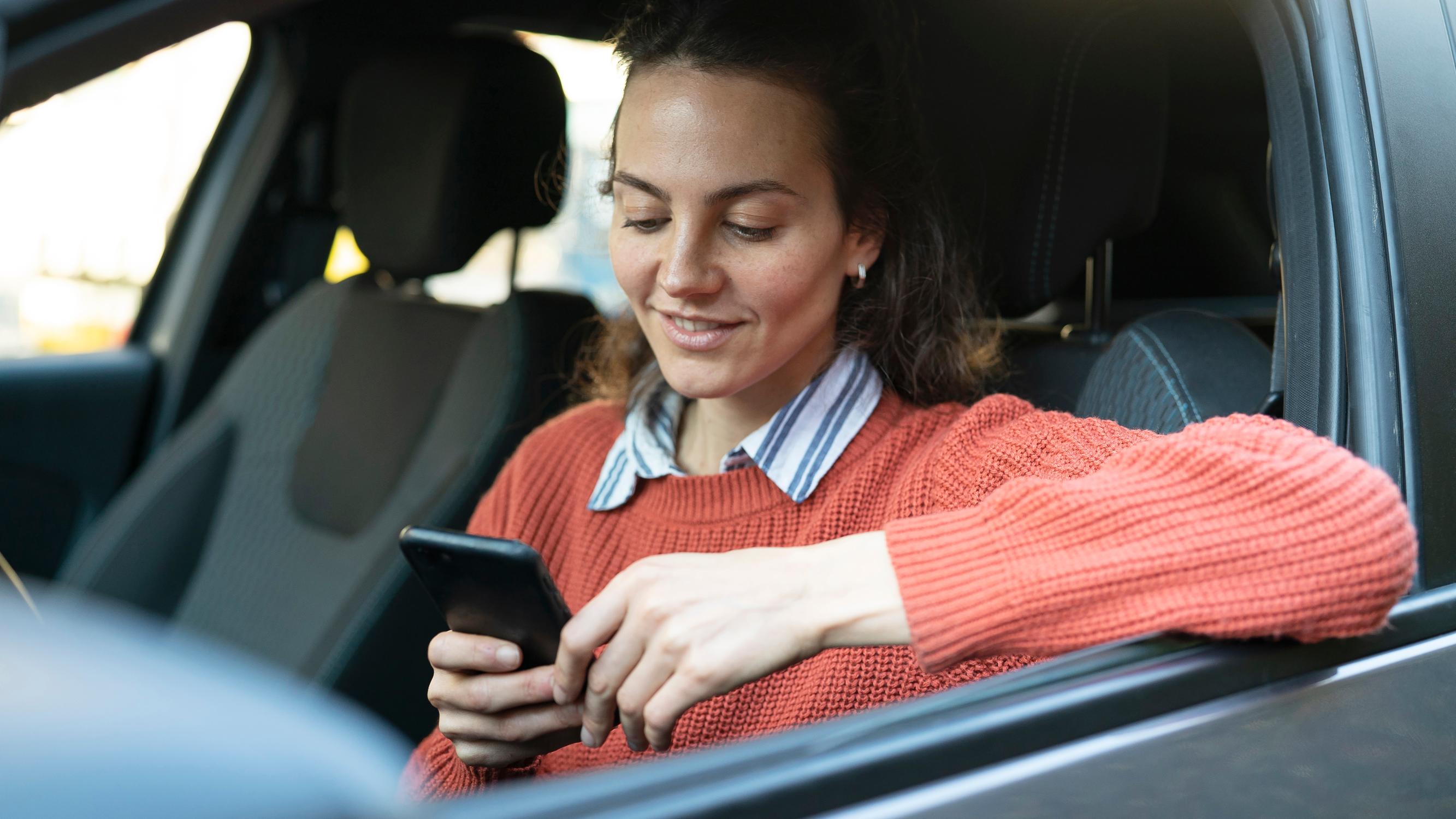 Eeva.fi selvittää: Saatko auto-ostoksilla hyvää palvelua? Kuuletko yhä vitsejä naisista auton ratissa? Vastaa kyselyyn!