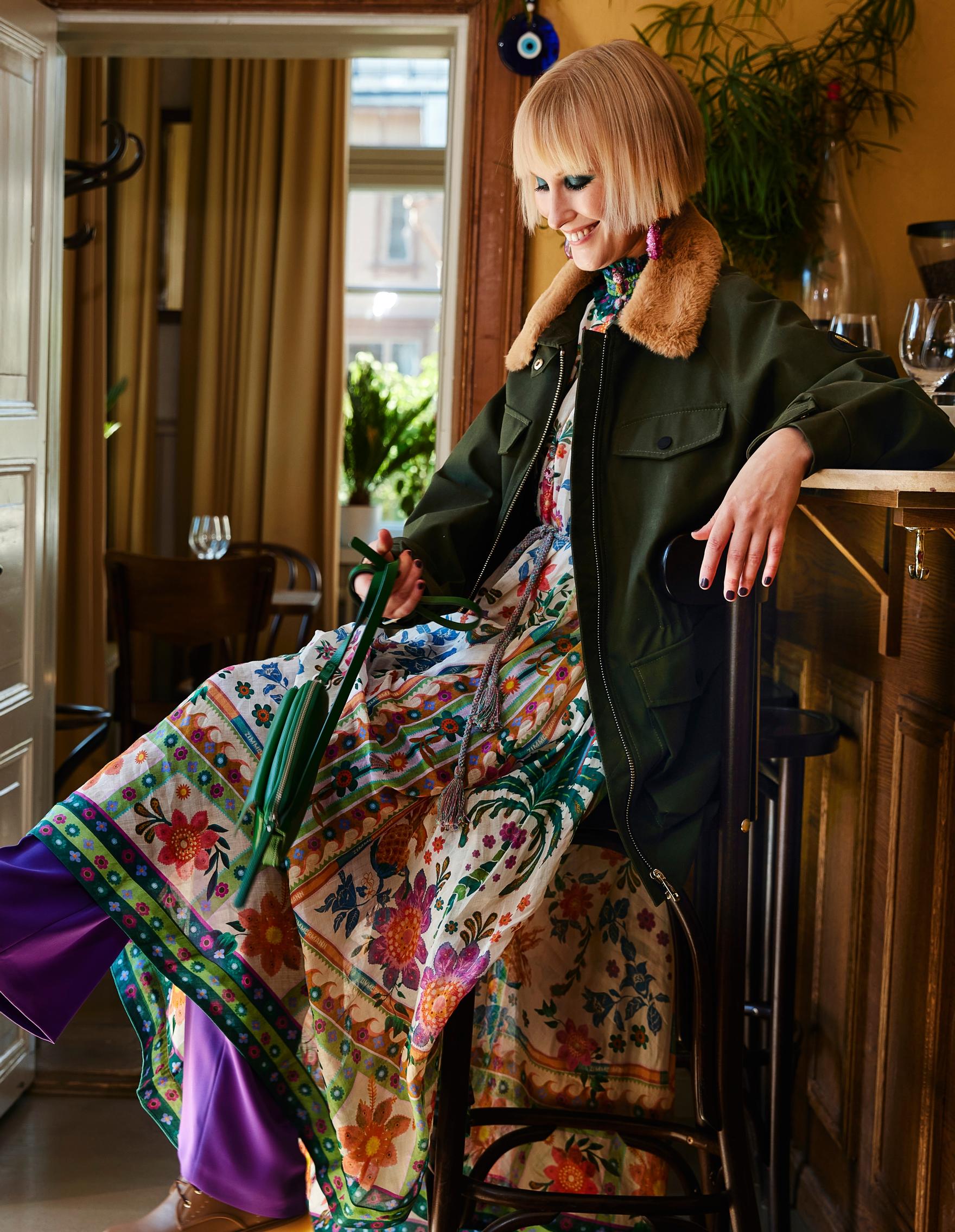 Vuoriton takki 239 e, Mos Mosh. Nilkkapituinen kukkamekko 1 185 e, Zimmermann / My O My. Väljät prässihousut 129 e, Rue de Femme. Epäsymmetriset korvakorut 15,95 e, Zara. Keinonahkainen olkalaukku 45,99 e, Esprit.