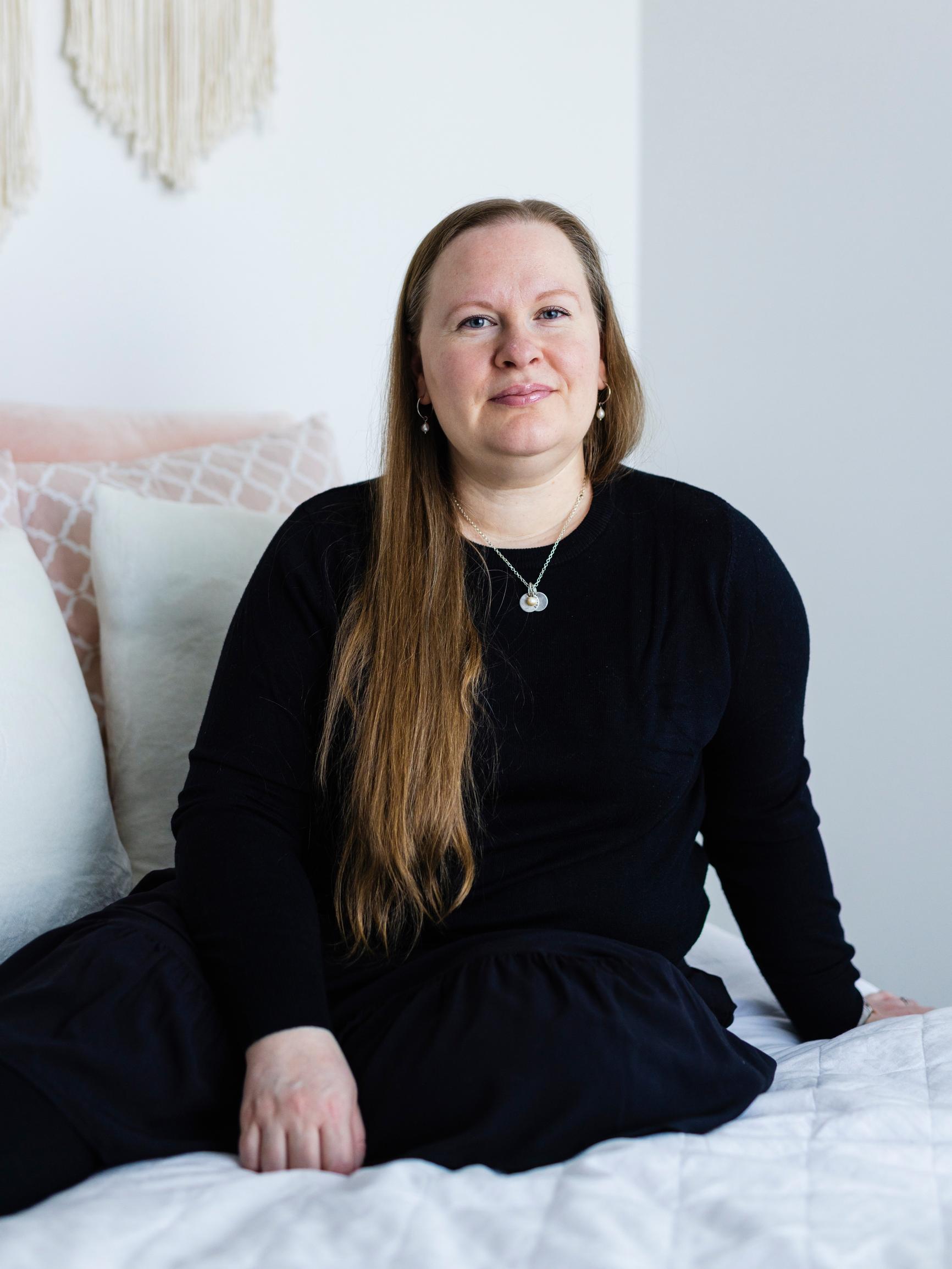 Mimmi, 42, ei jaksanut tehdä töiden jälkeen mitään – diagnoosi paljasti uuvuttavan sairauden: ”Voin raastaa porkkanan, mutta sitten pitää levätä”