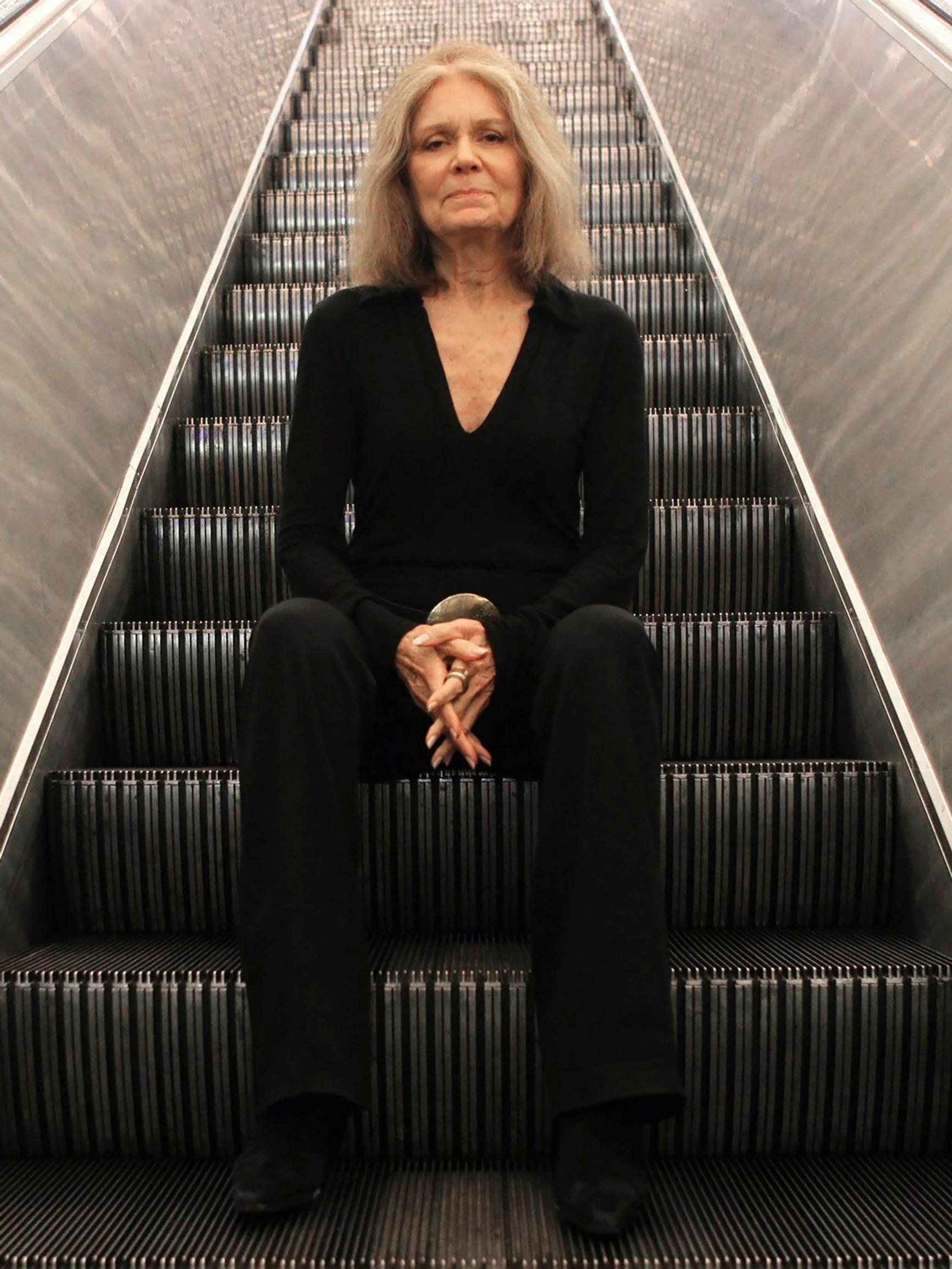 Gloria Steinem, 90, joutui huolehtimaan lapsena mielenterveysongelmista kärsivästä äidistään – se avasi hänen silmänsä, miten huonosti naisia kohdellaan terveydenhuollossa