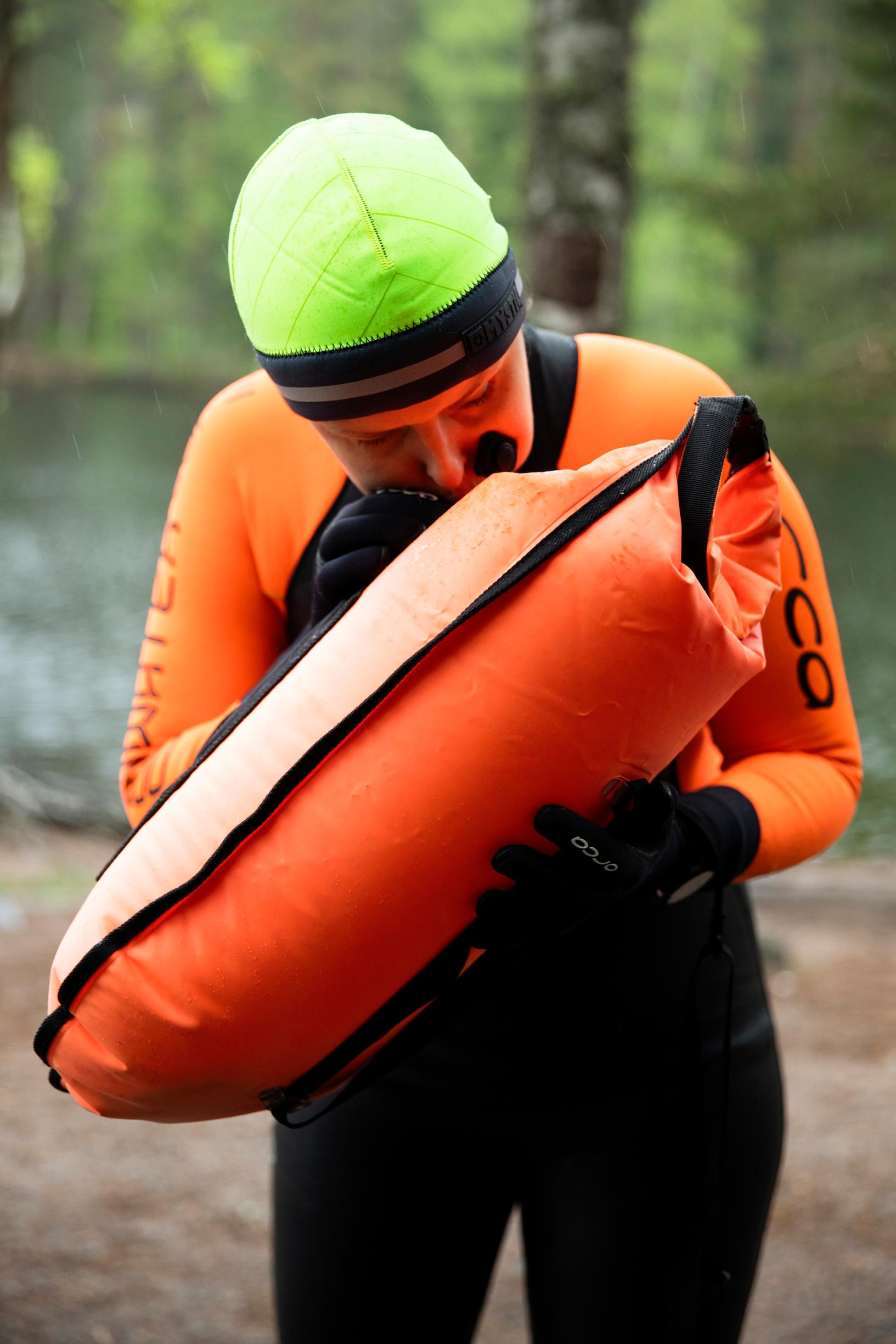 Tiina puhaltaa uimapoijuun ilmaa