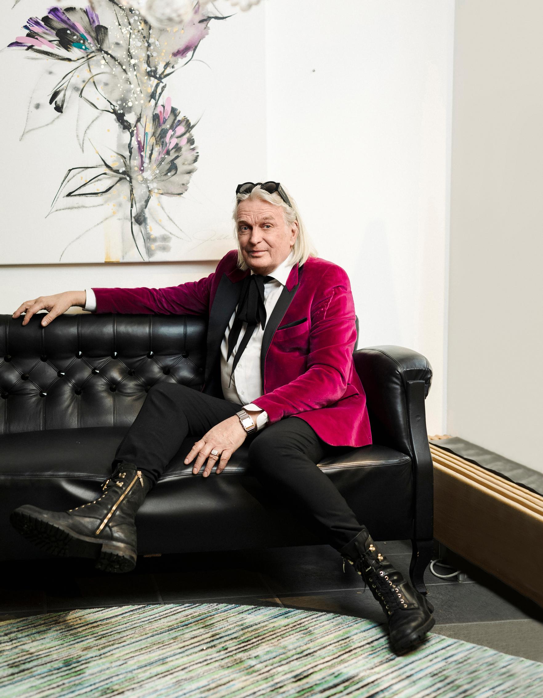 Jukka Rintalan näyttelyitä on kesällä Pieksämäellä, Haminassa ja Savonlinnassa. ”Usein maalaustaiteeni jää iltapukujeni varjoon. Myyn edelleen paljon tauluja, usein tilaustöinäkin.”