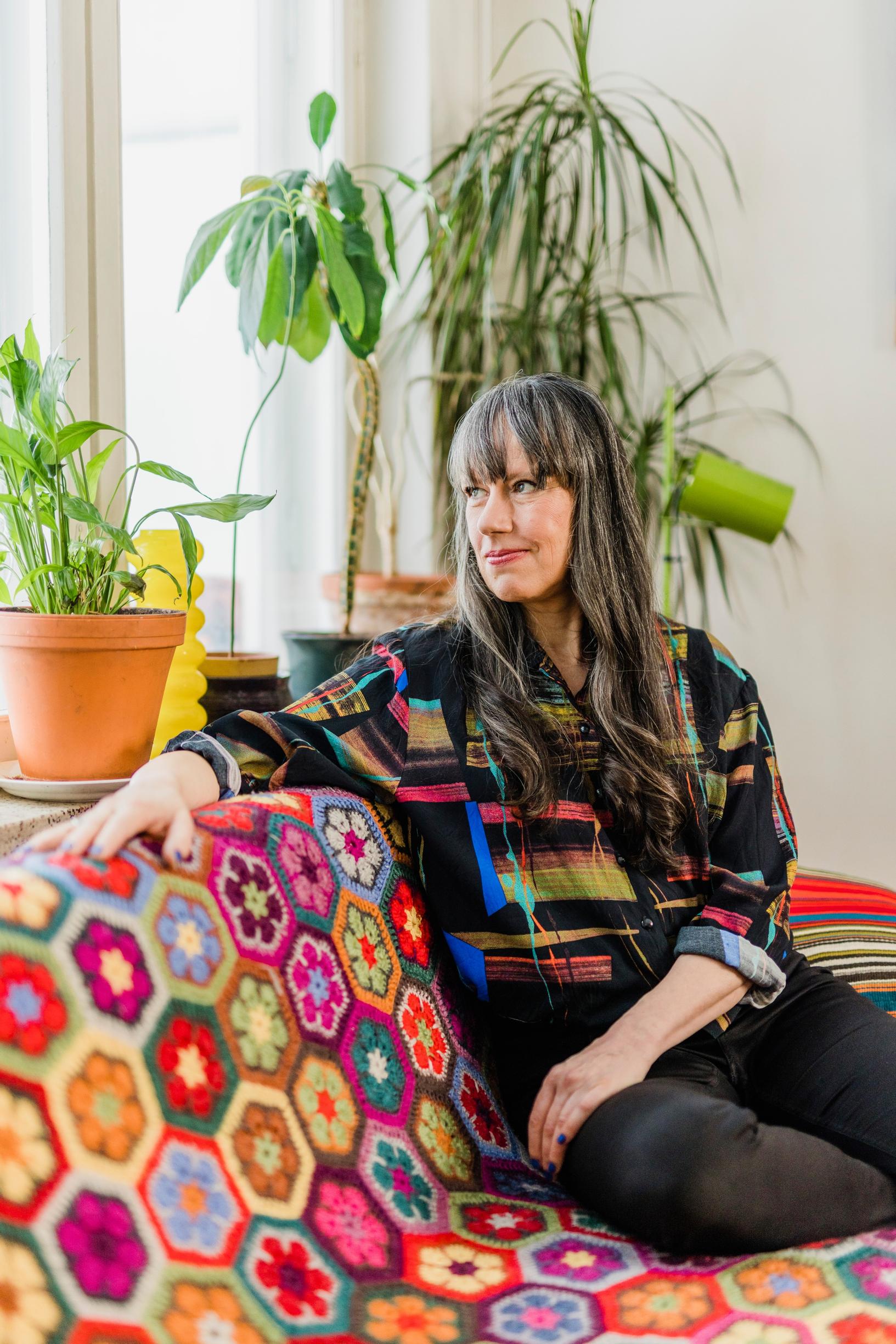 Riikka on käyttänyt äitinsä vanhaa talvitakkia jo vuosikymmenen. Pipo ja lapaset ovat iäkkään Varpu-tädin neulomat. Varpu-täti on tehnyt Riikalle räsymatot ja sohvan värikkään päällisen.